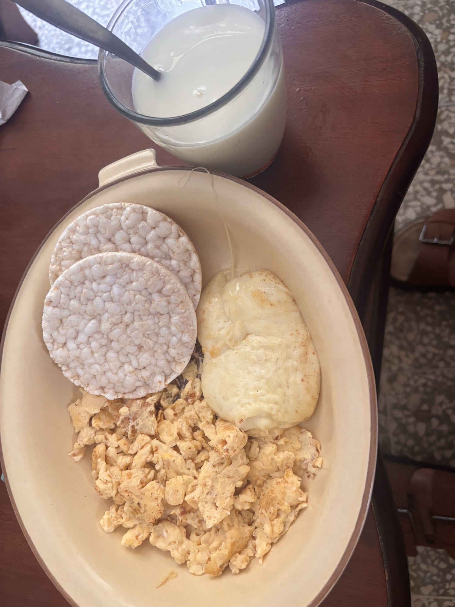 Desayuno con huevo y leche