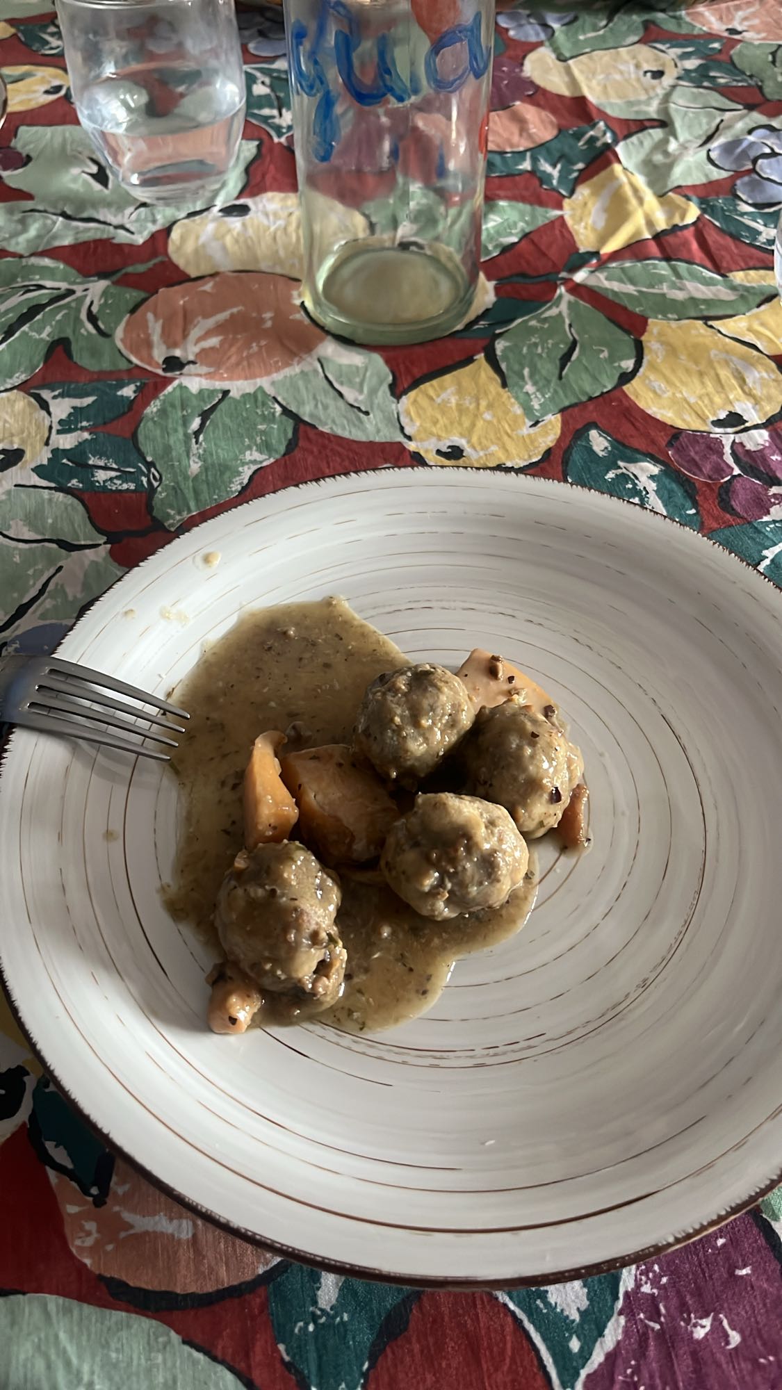 albóndigas con salsa y verduras