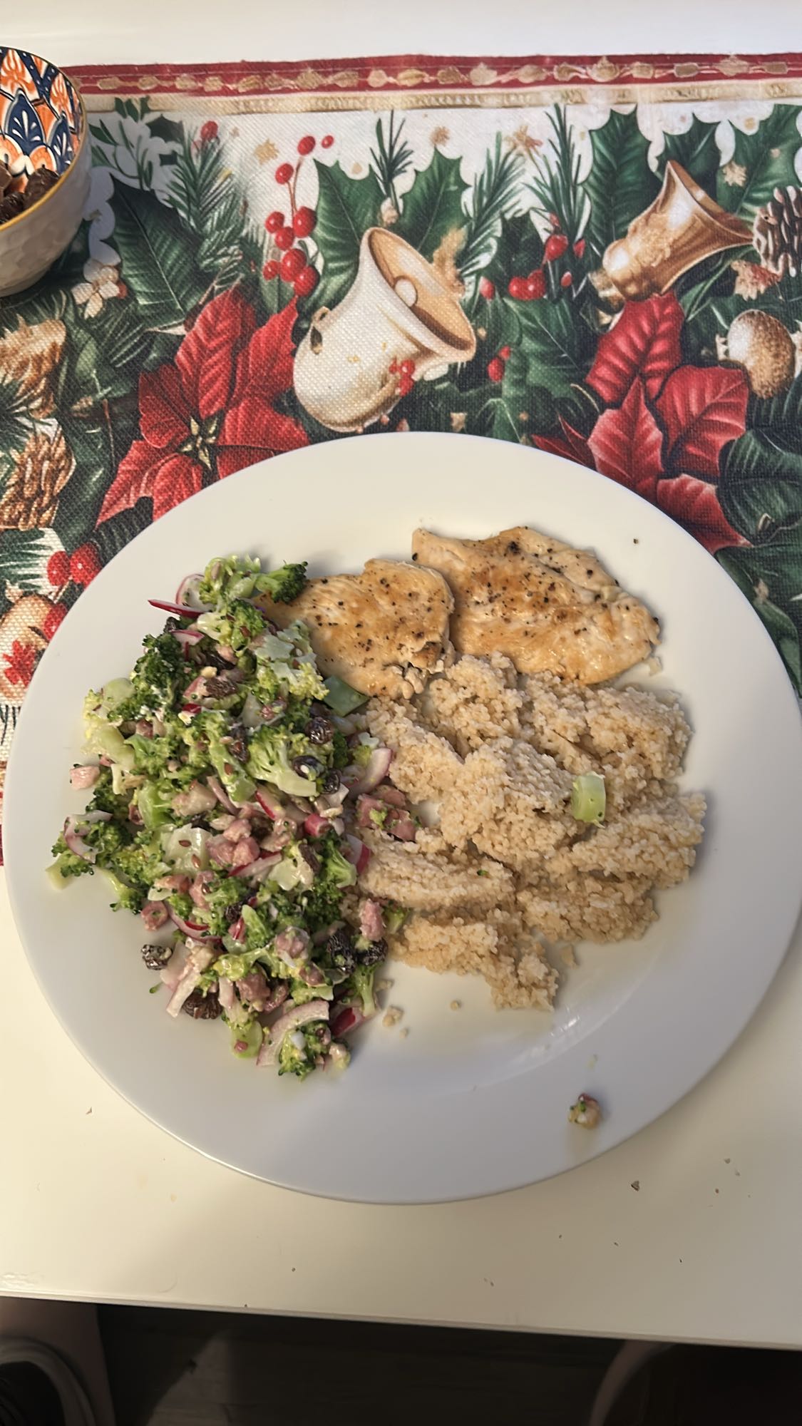 Курица с кускусом и салатом