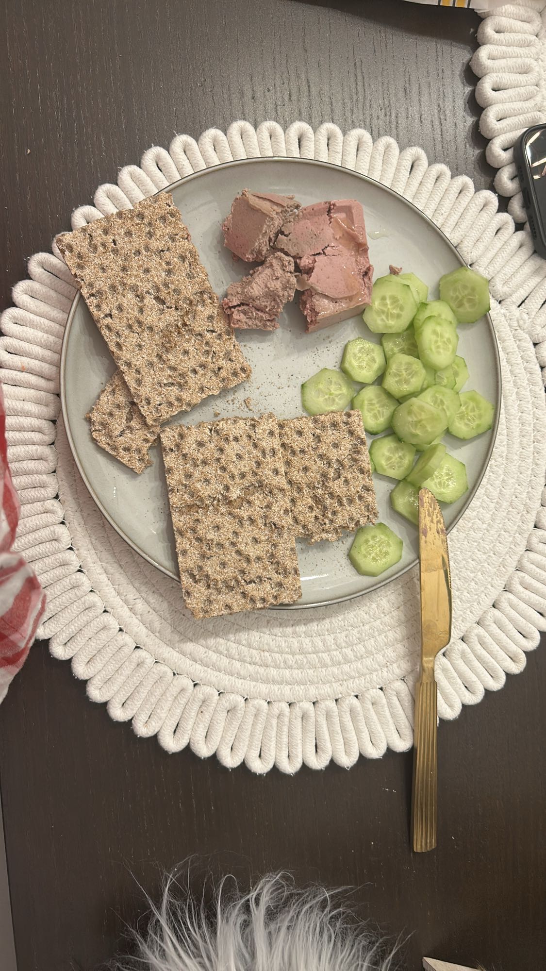 Pate, castraveți și crackers