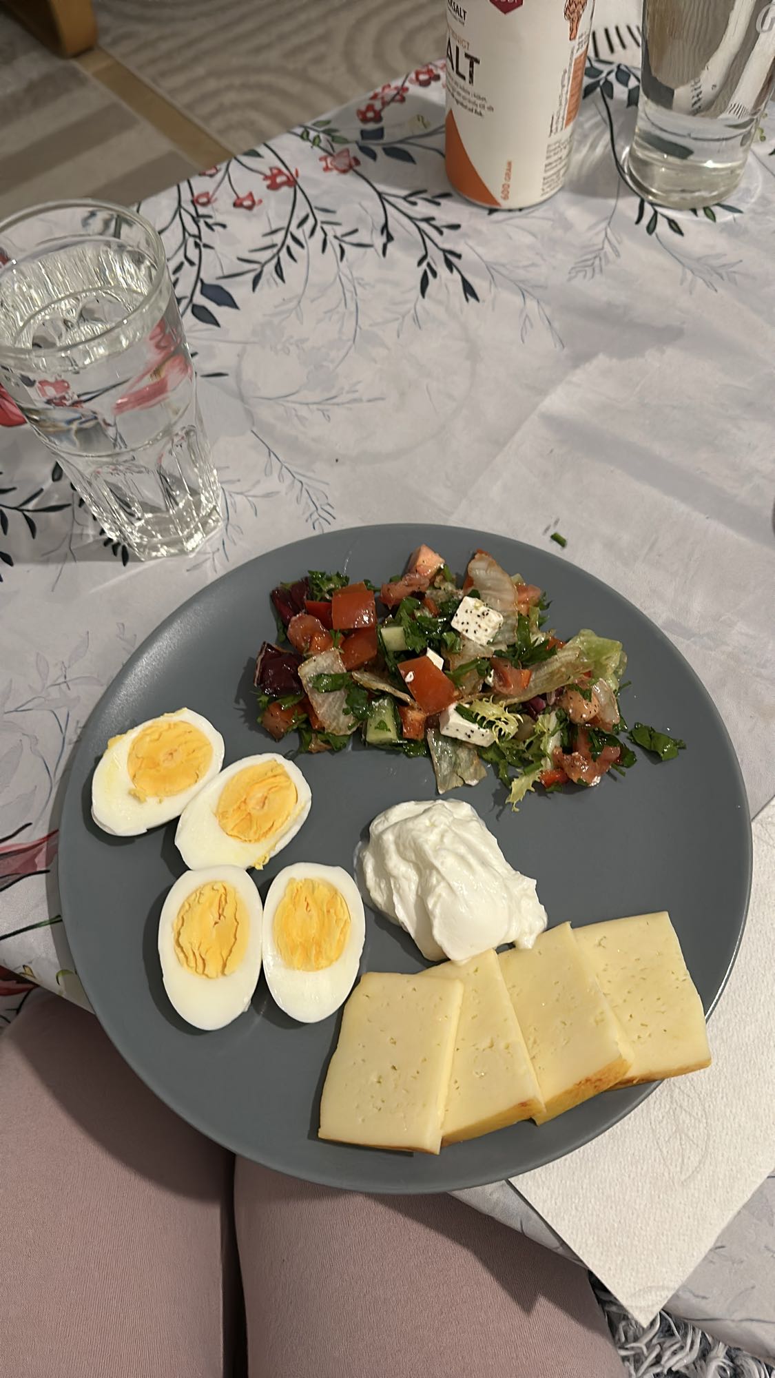 Завтрак с яйцами и салатом