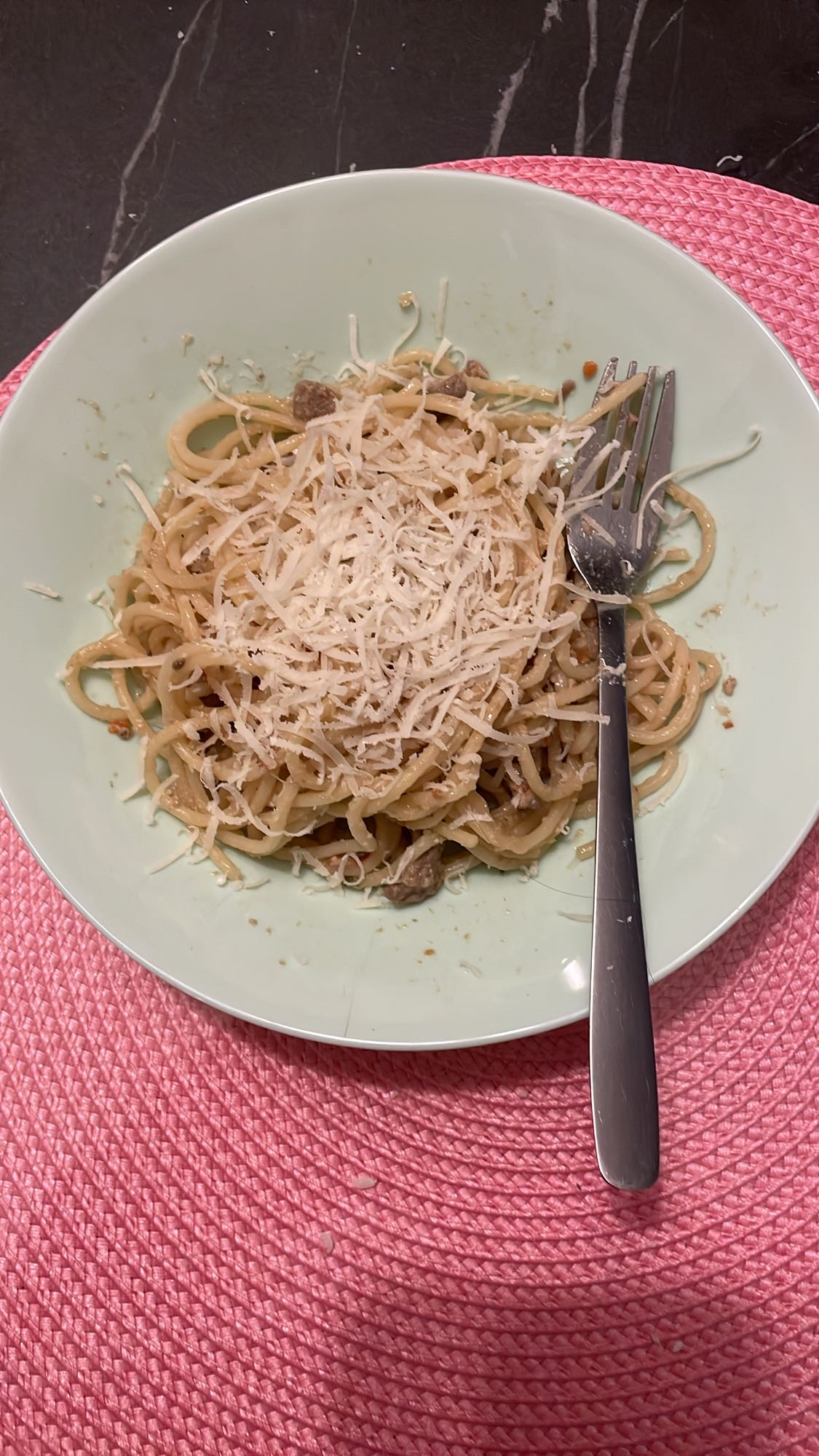 Spagetti med ost och kött