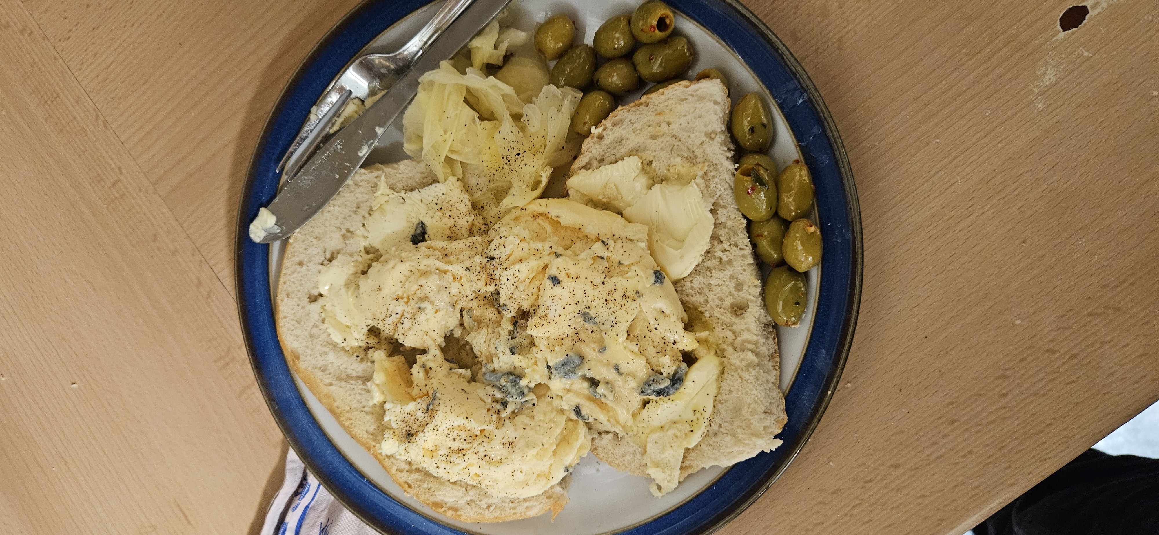 Scrambled eggs with bread