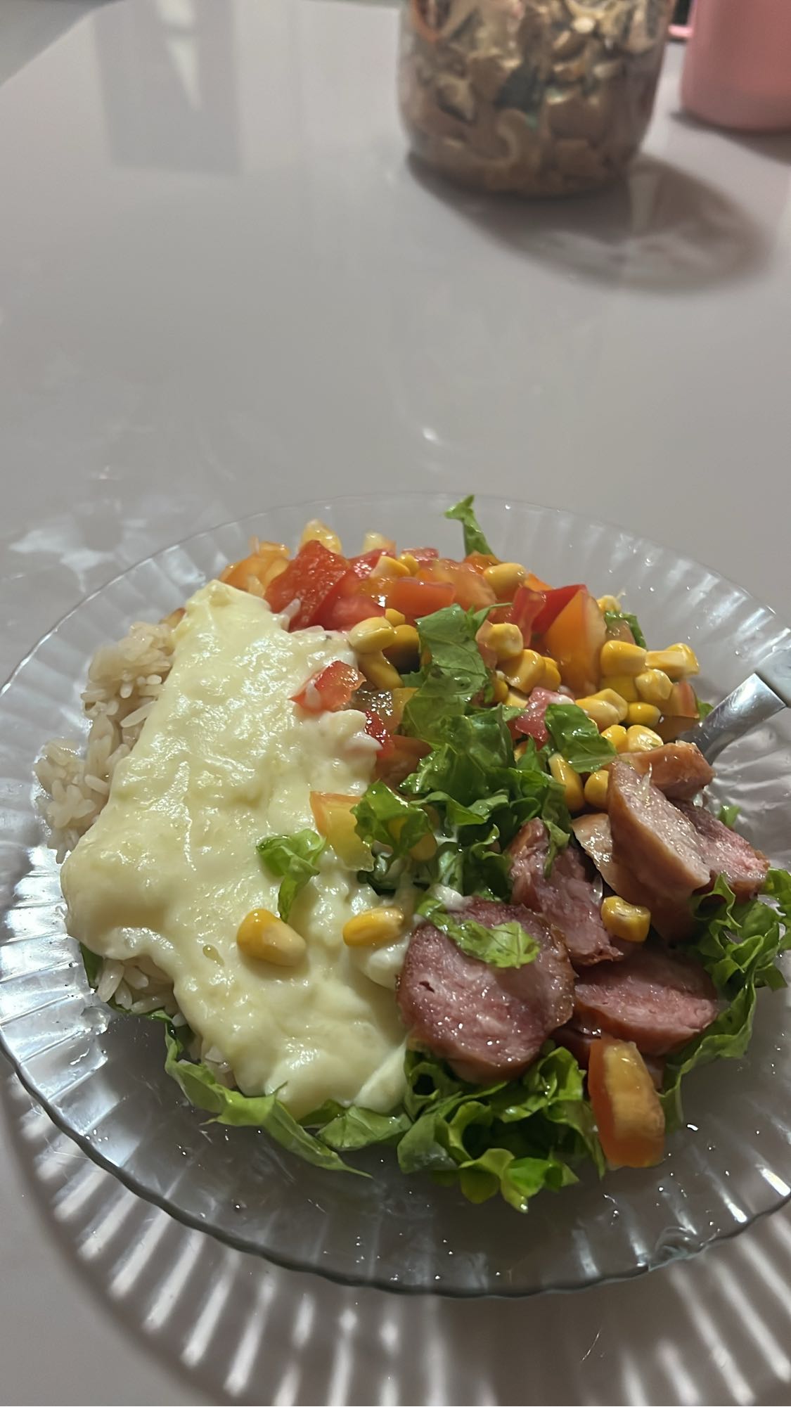 Arroz, salsicha e salada