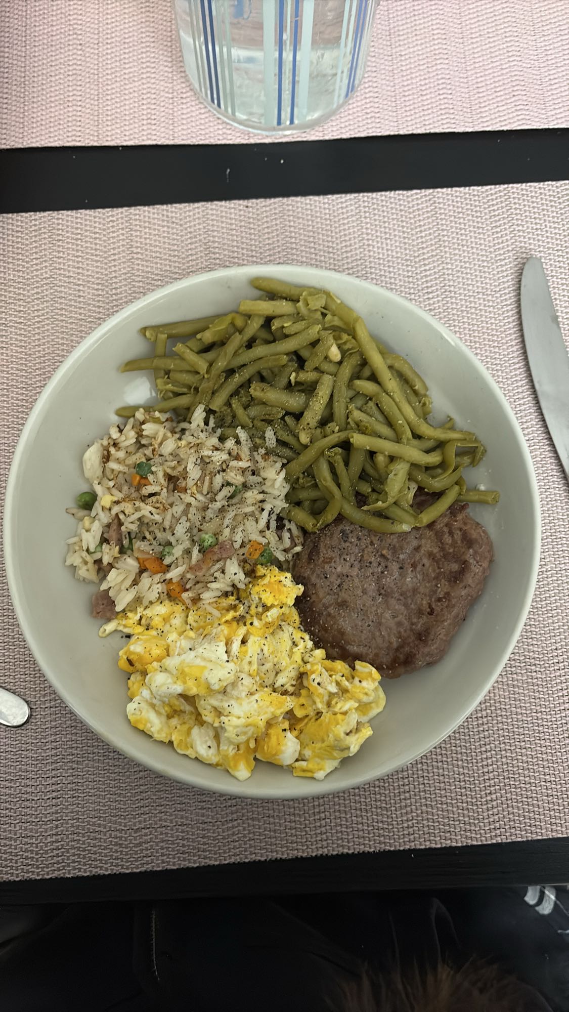 Prato com arroz e carne