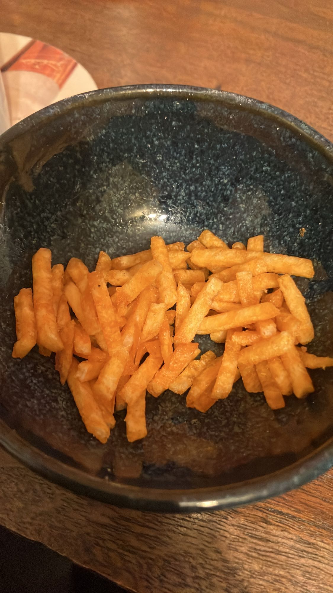 Batatas fritas tipo palha com páprica