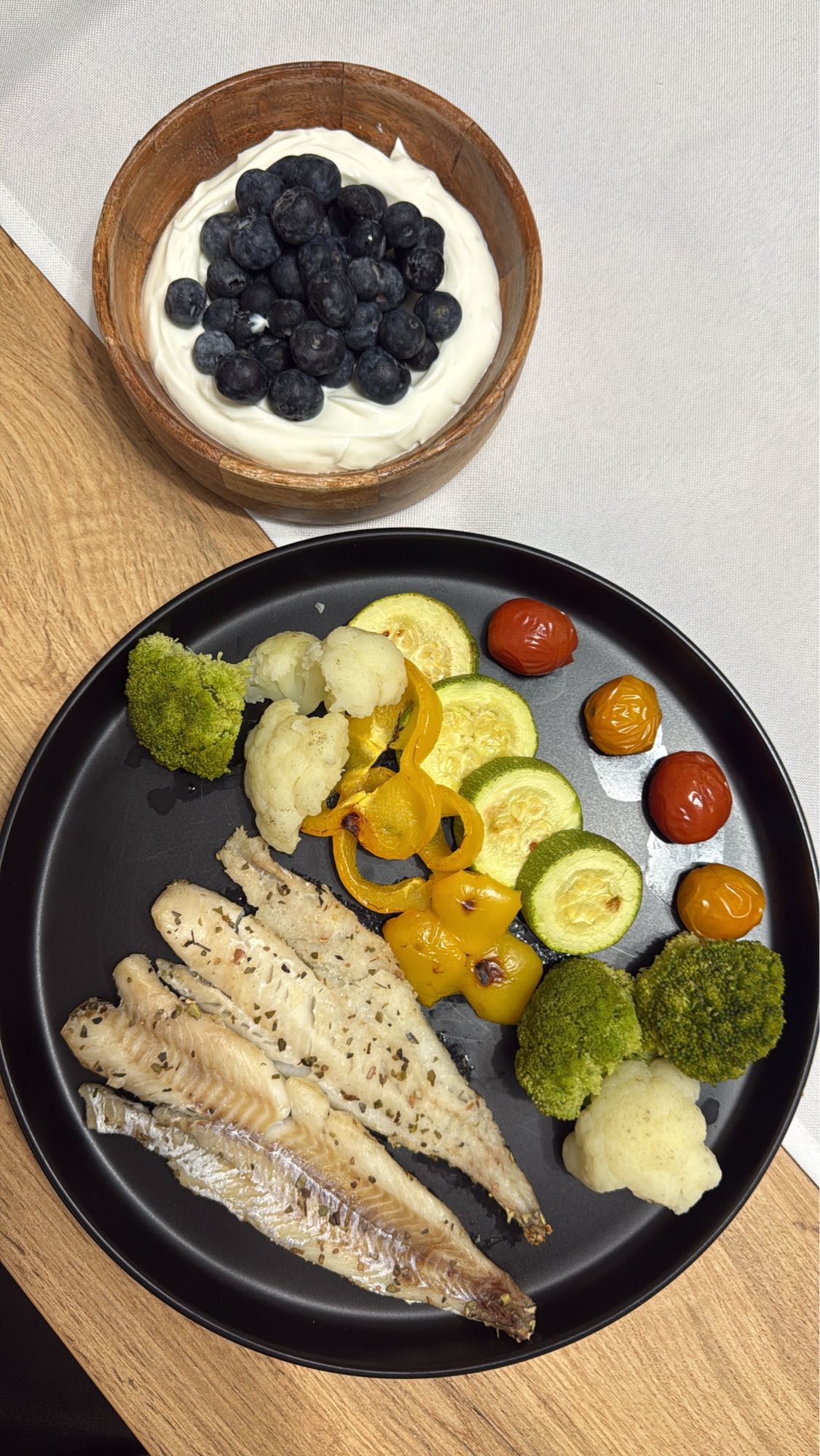 Pește cu legume și iaurt