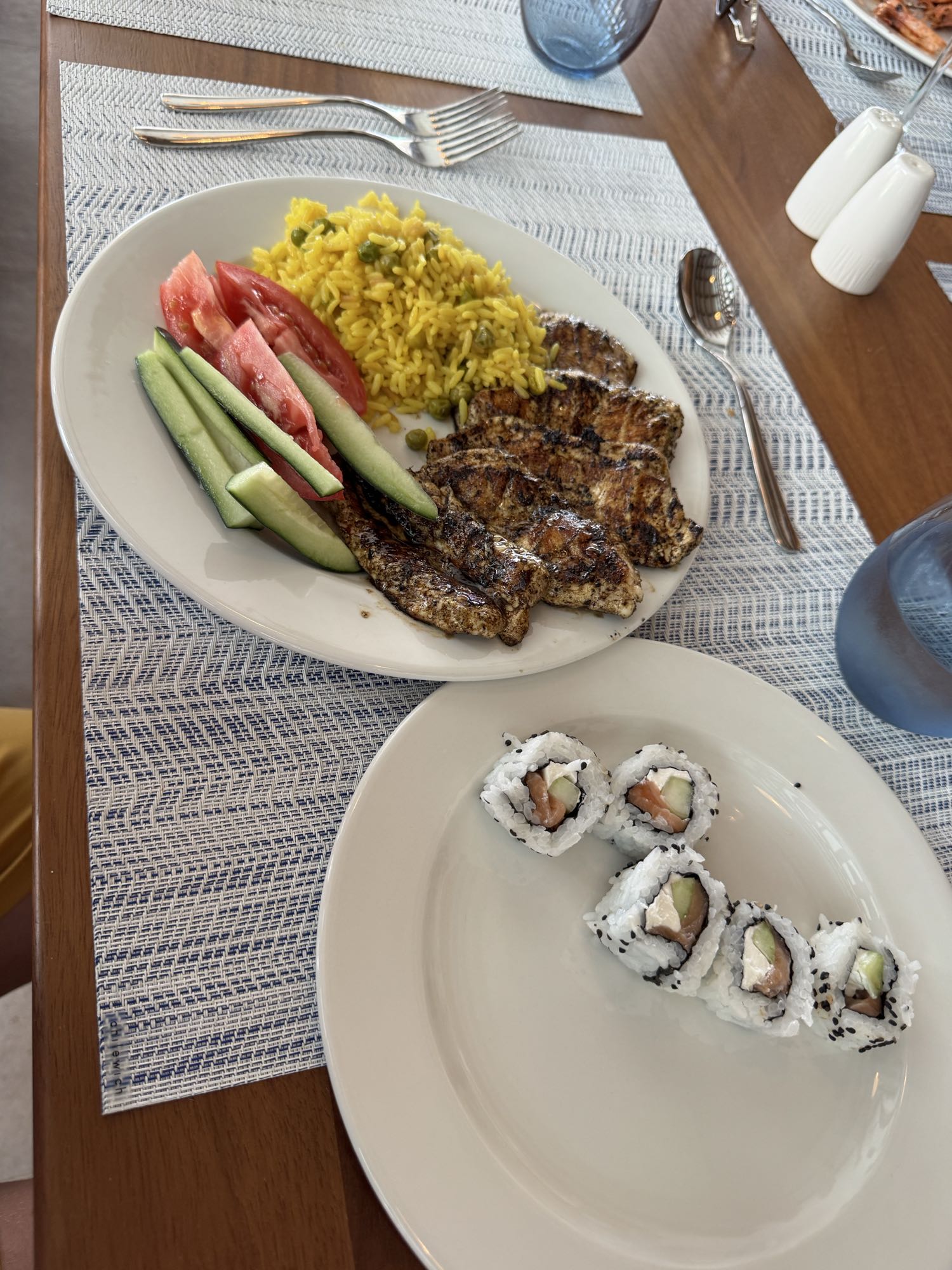 Pollo con arroz y sushi