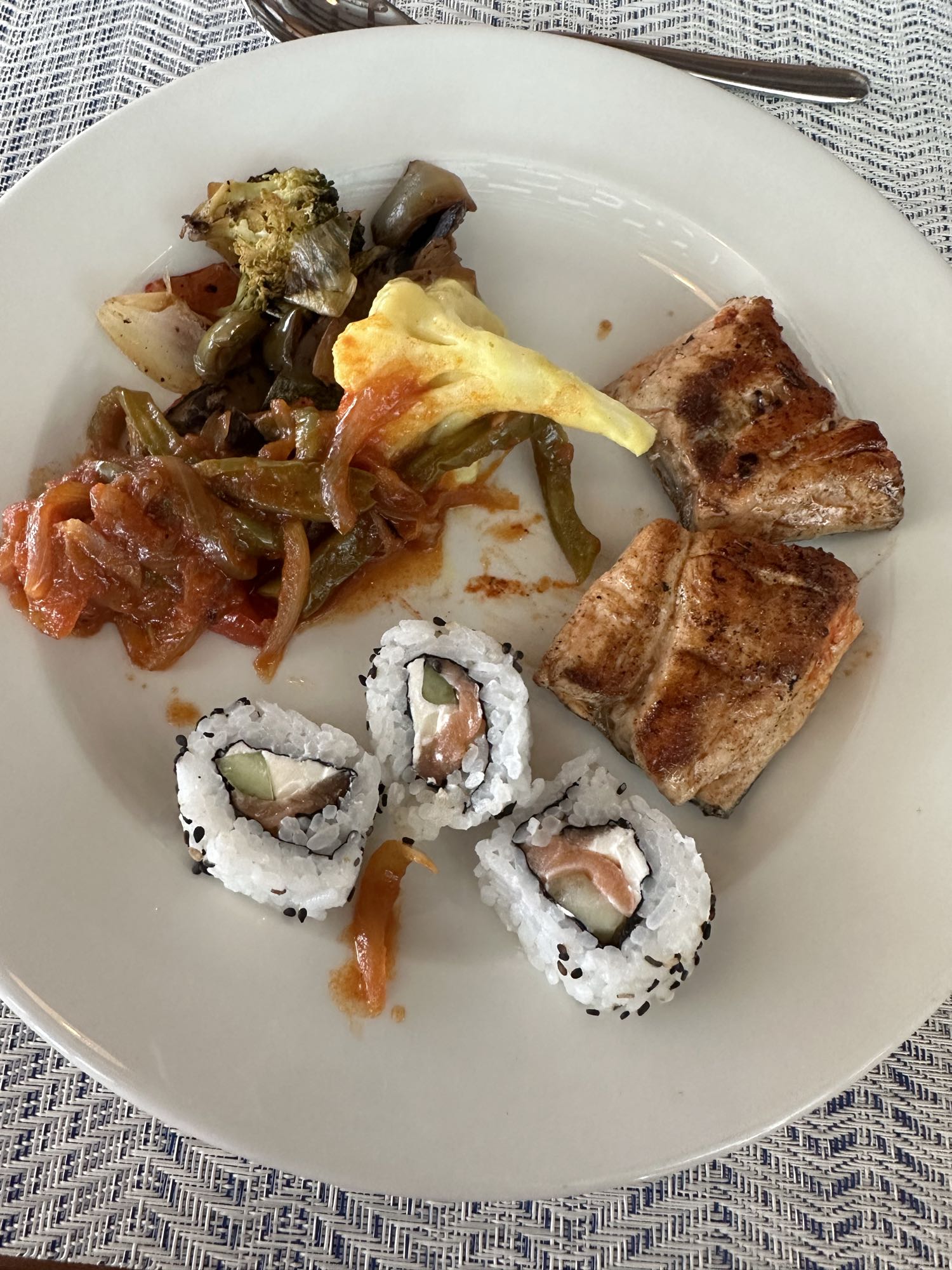 Salmón con sushi y verduras