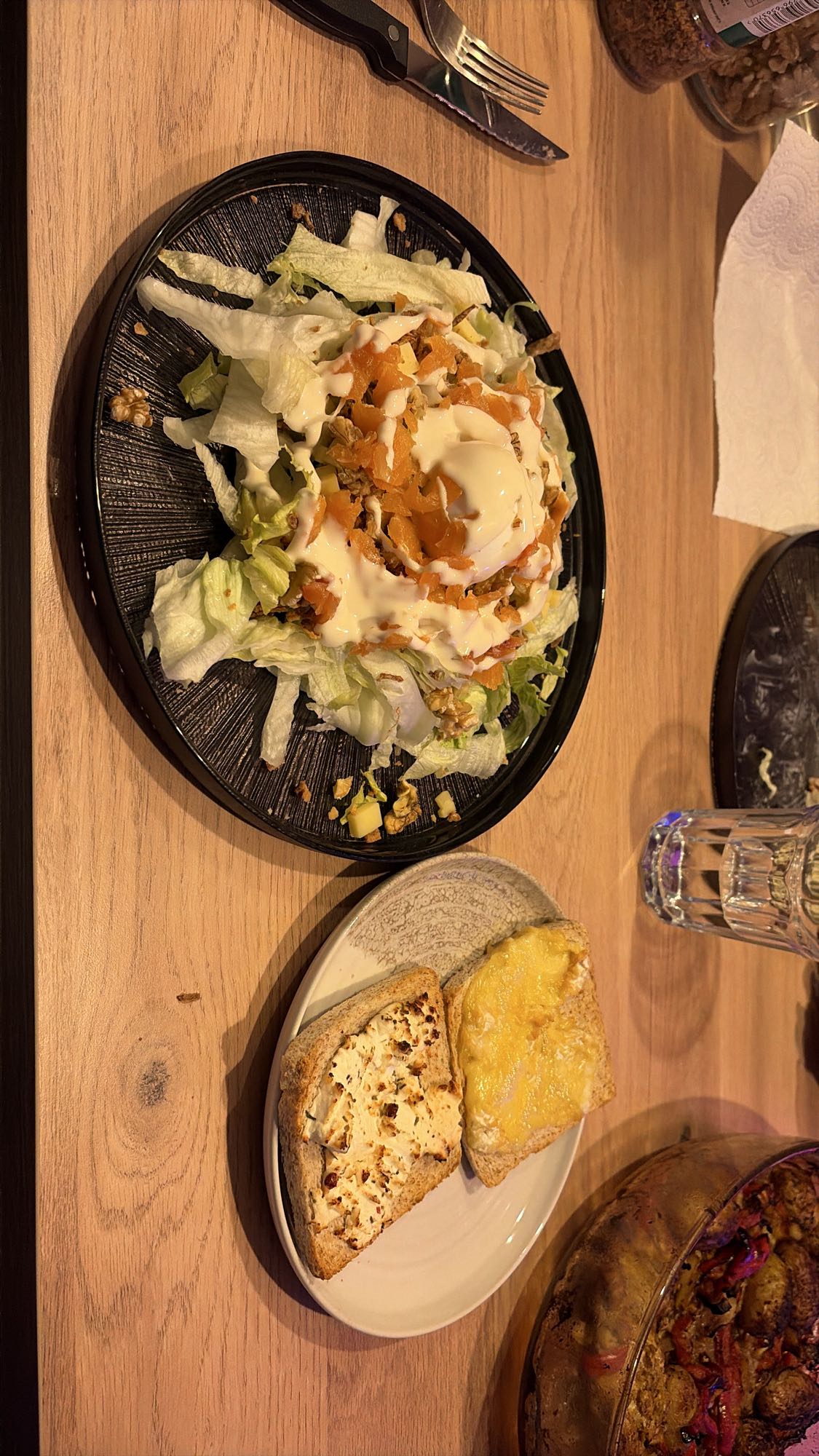 Salade et tartines gratinées