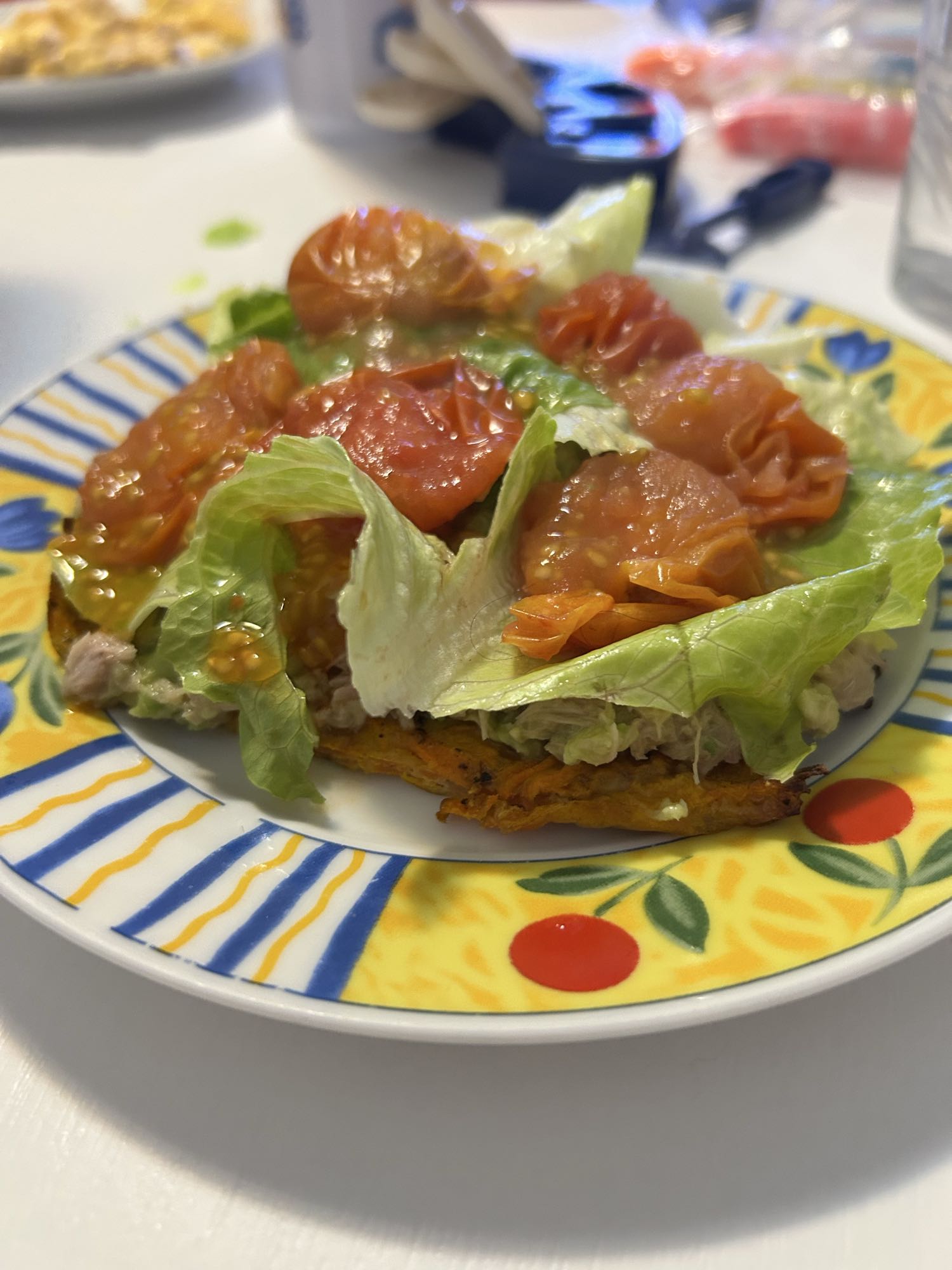 Base de huevo y zanahoria con atún y aguacate