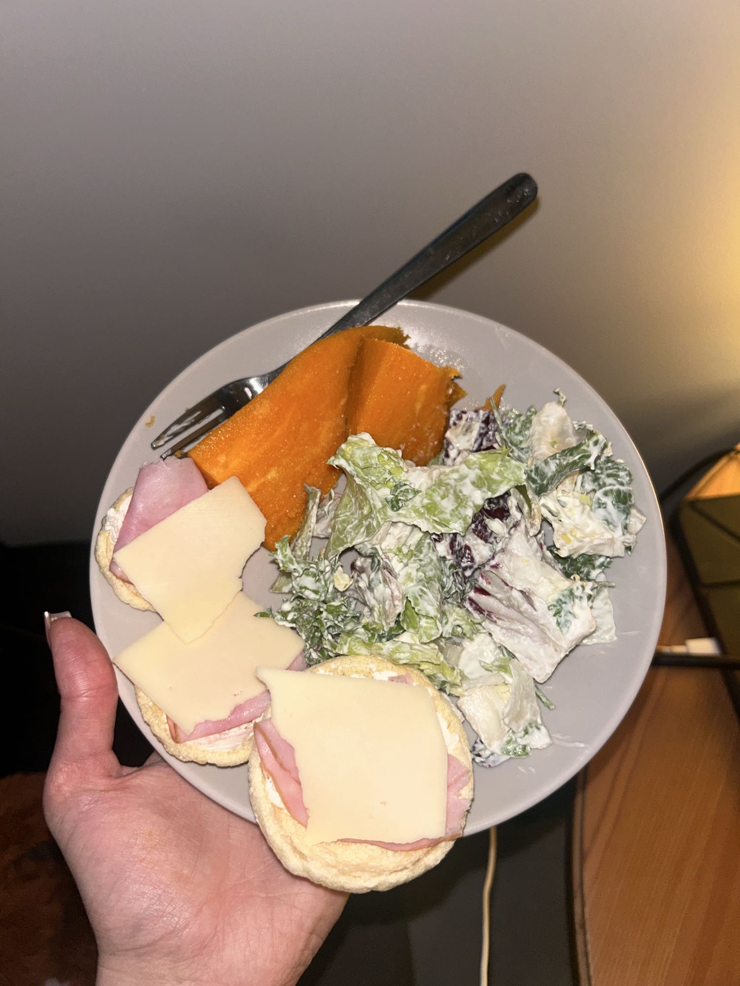 Bułeczki z szynką, sałatka i dynia