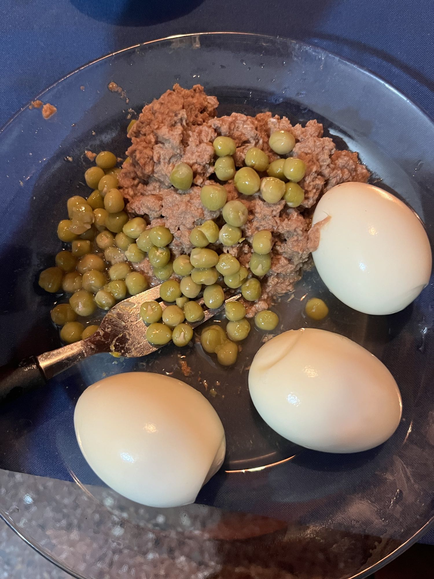 Huevos con carne y guisantes