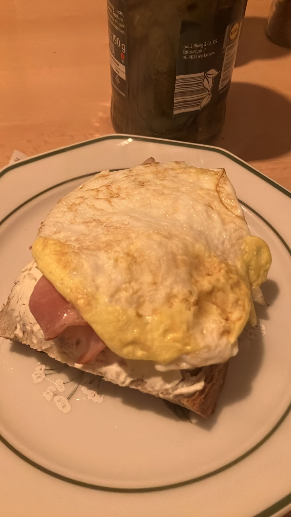 Sanduíche com ovo e presunto