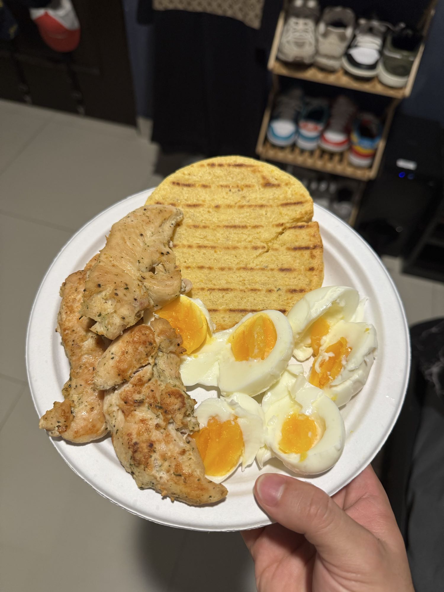 Pollo, huevos y arepa