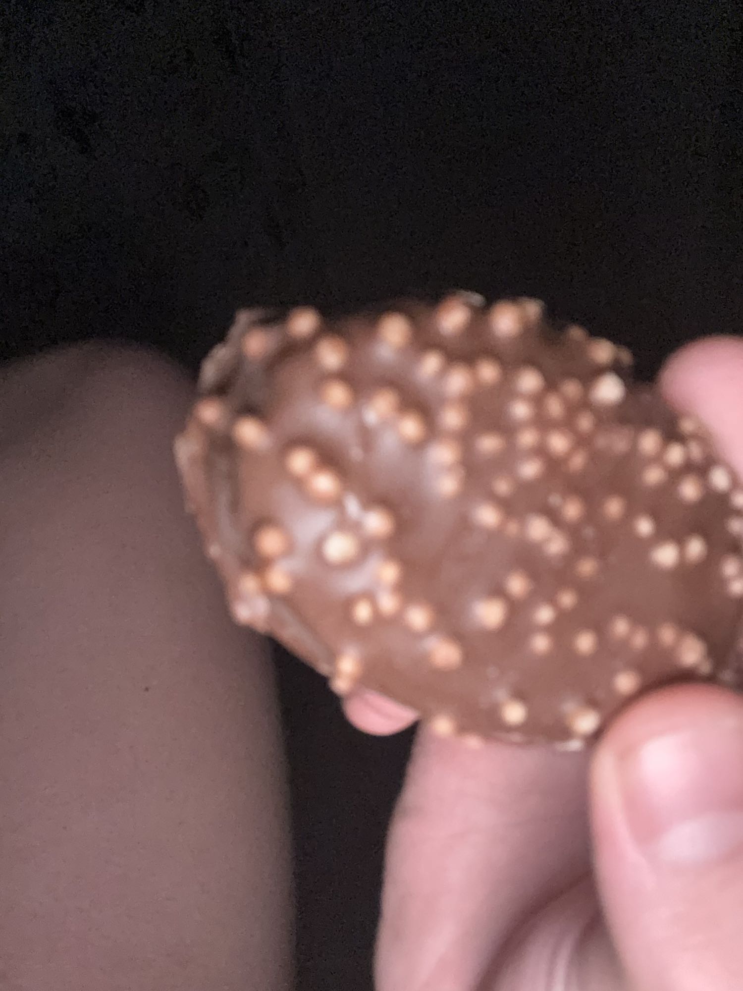 шоколадная конфета с орехами