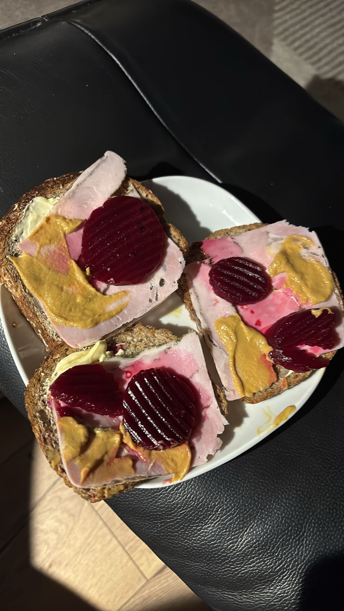 Skinke- og rødbetesmørbrød