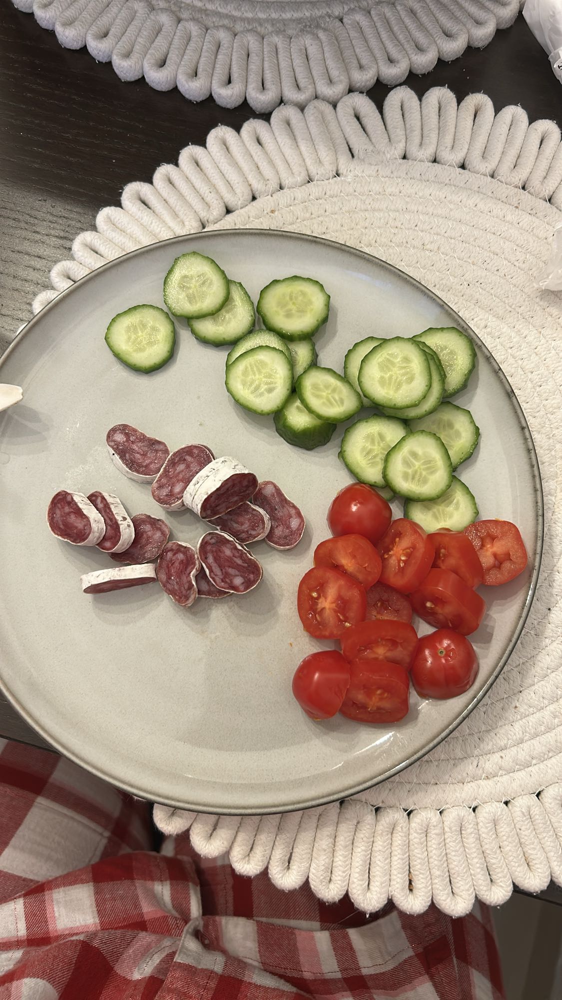 Gustare cu salam, castraveți și roșii