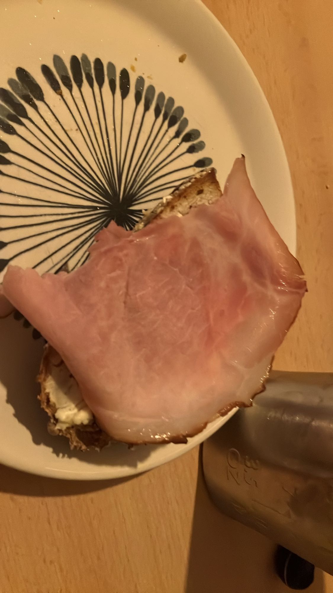 Pão integral com presunto, cream cheese light e whey sabor caramelo