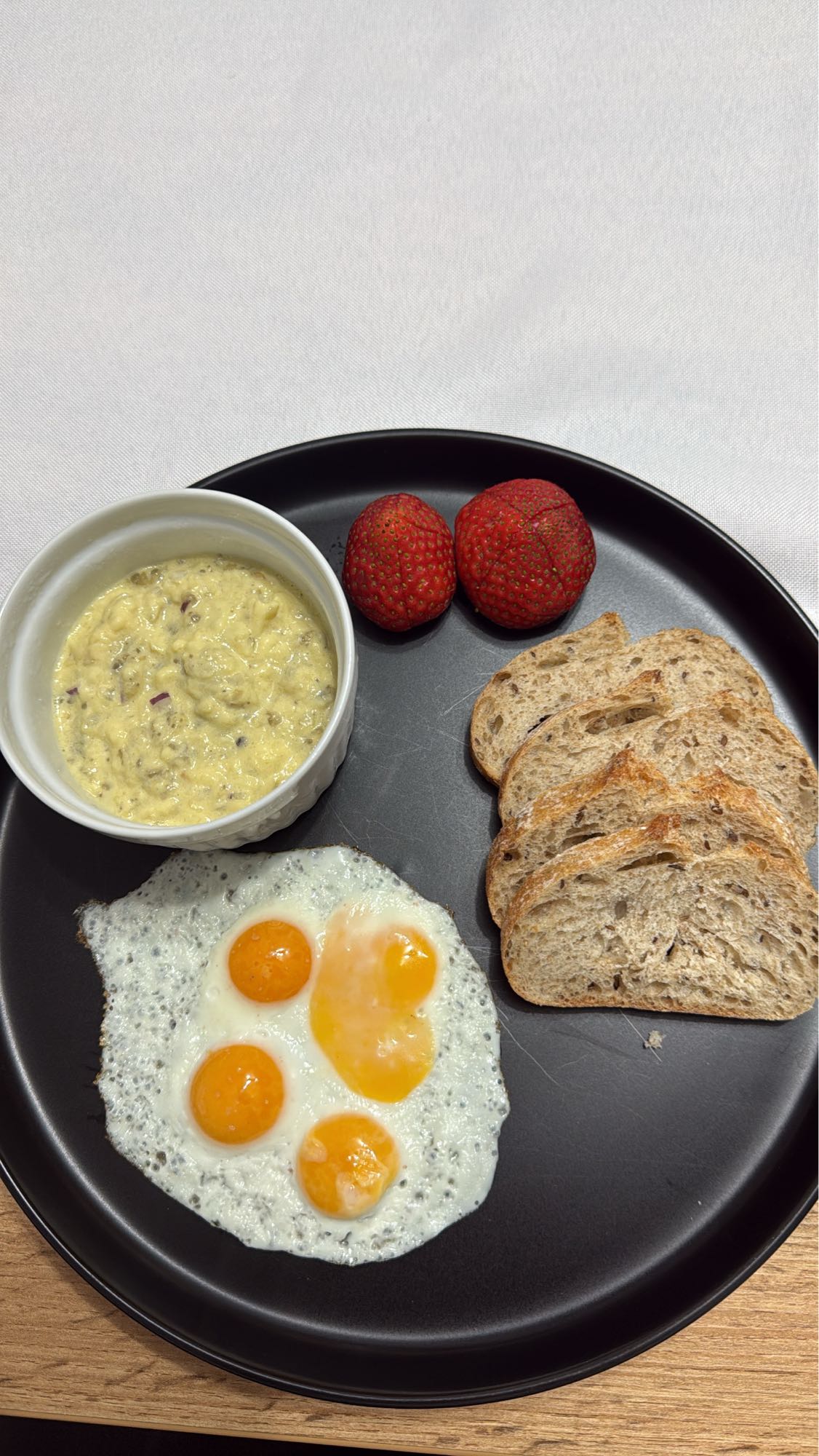 Mic dejun cu ouă și pâine