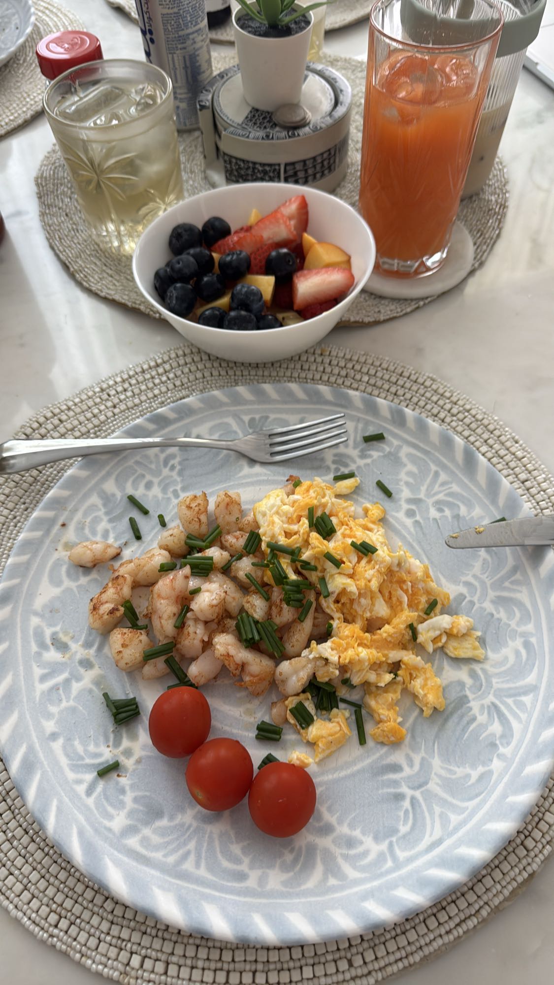 Garnelen mit Rührei & Obst