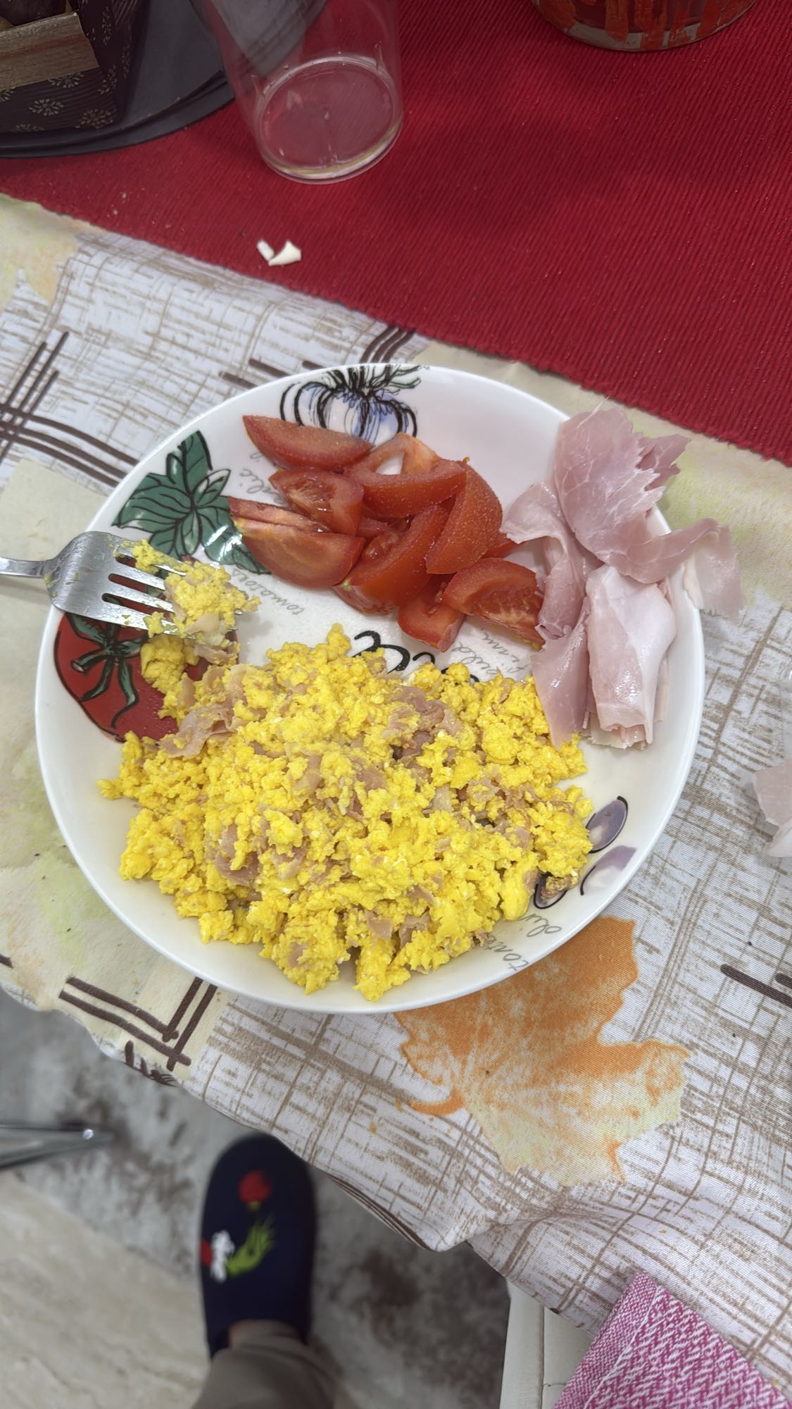 Omletă cu roșii și șuncă