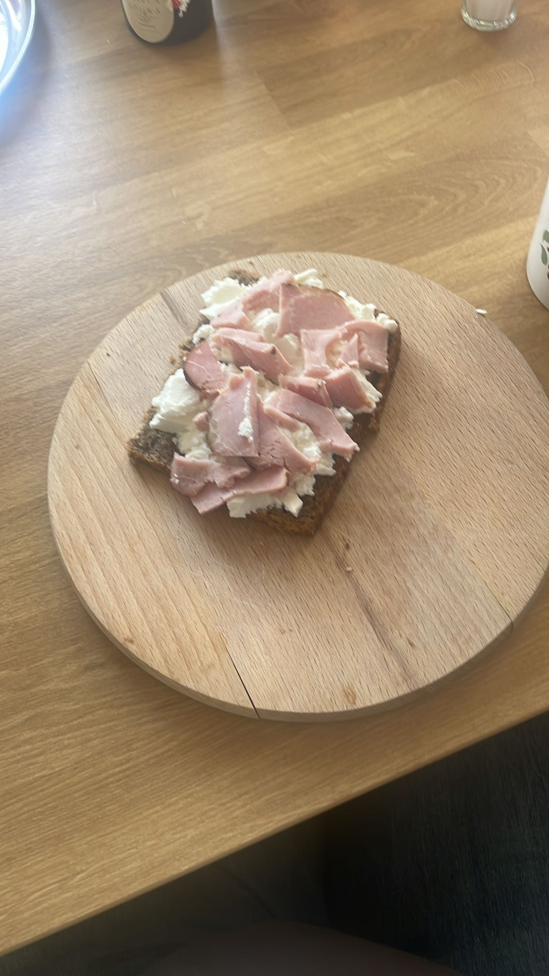 Kanapka z szynką i ricottą