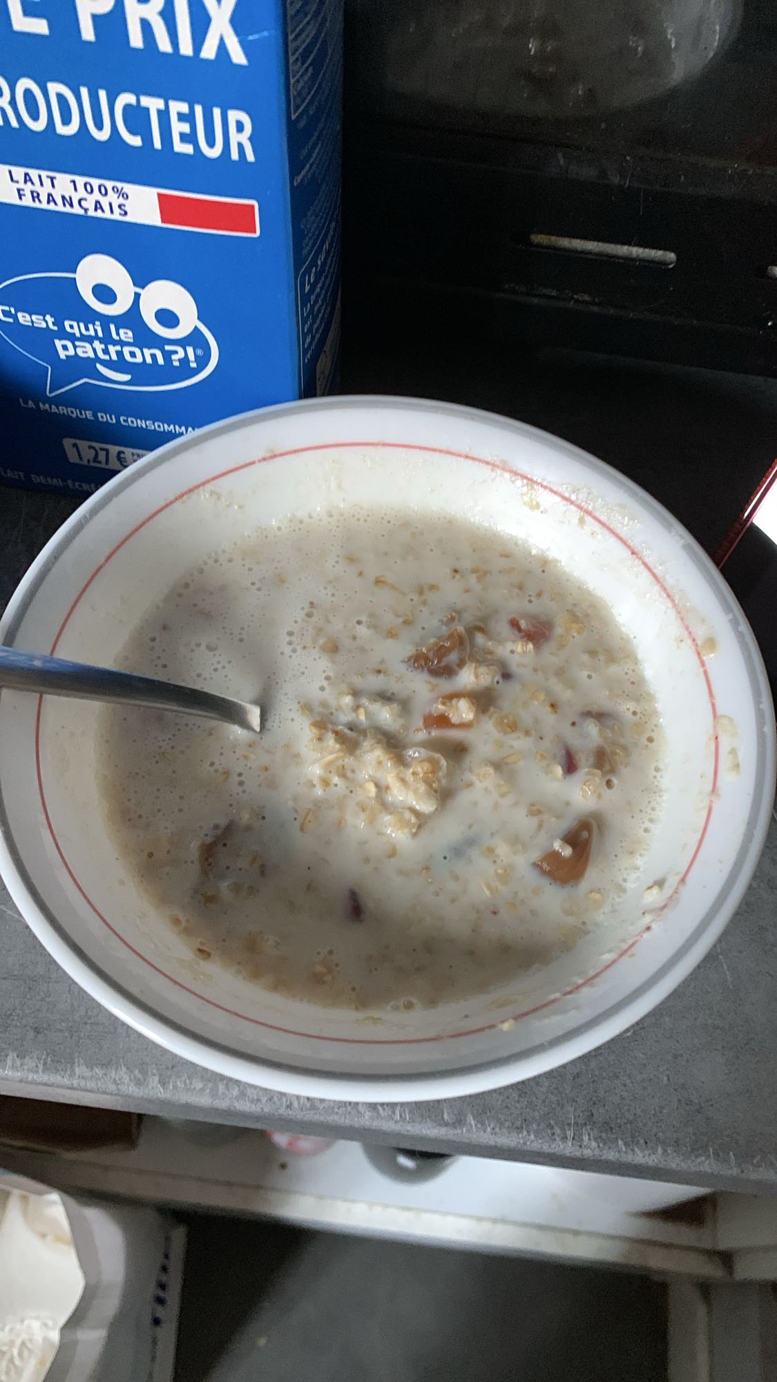 Porridge au lait et fruits