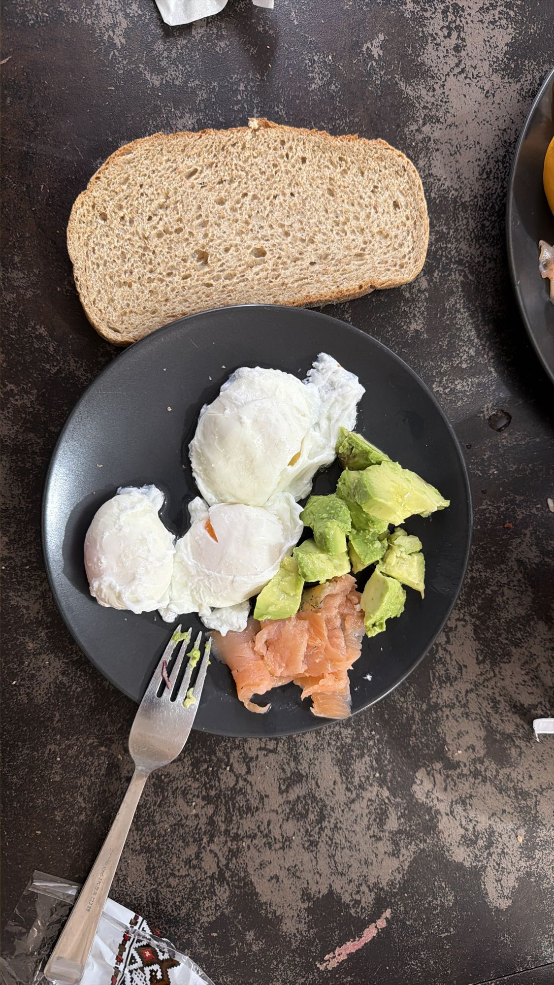 Mic dejun cu ou, somon, avocado