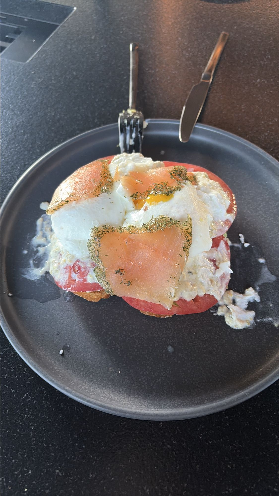 Łosoś z jajkiem i pomidorem