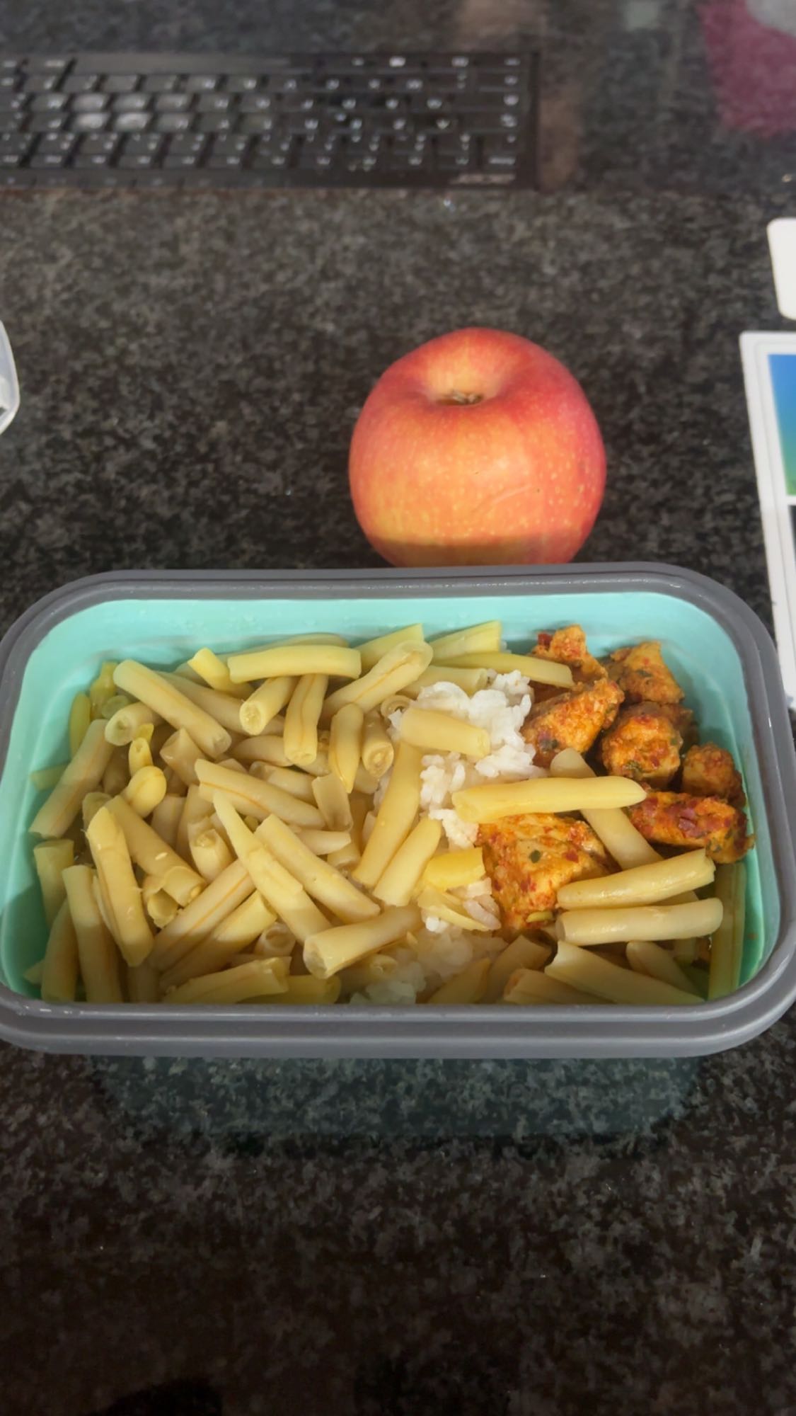 Riz, haricots, poulet, pomme