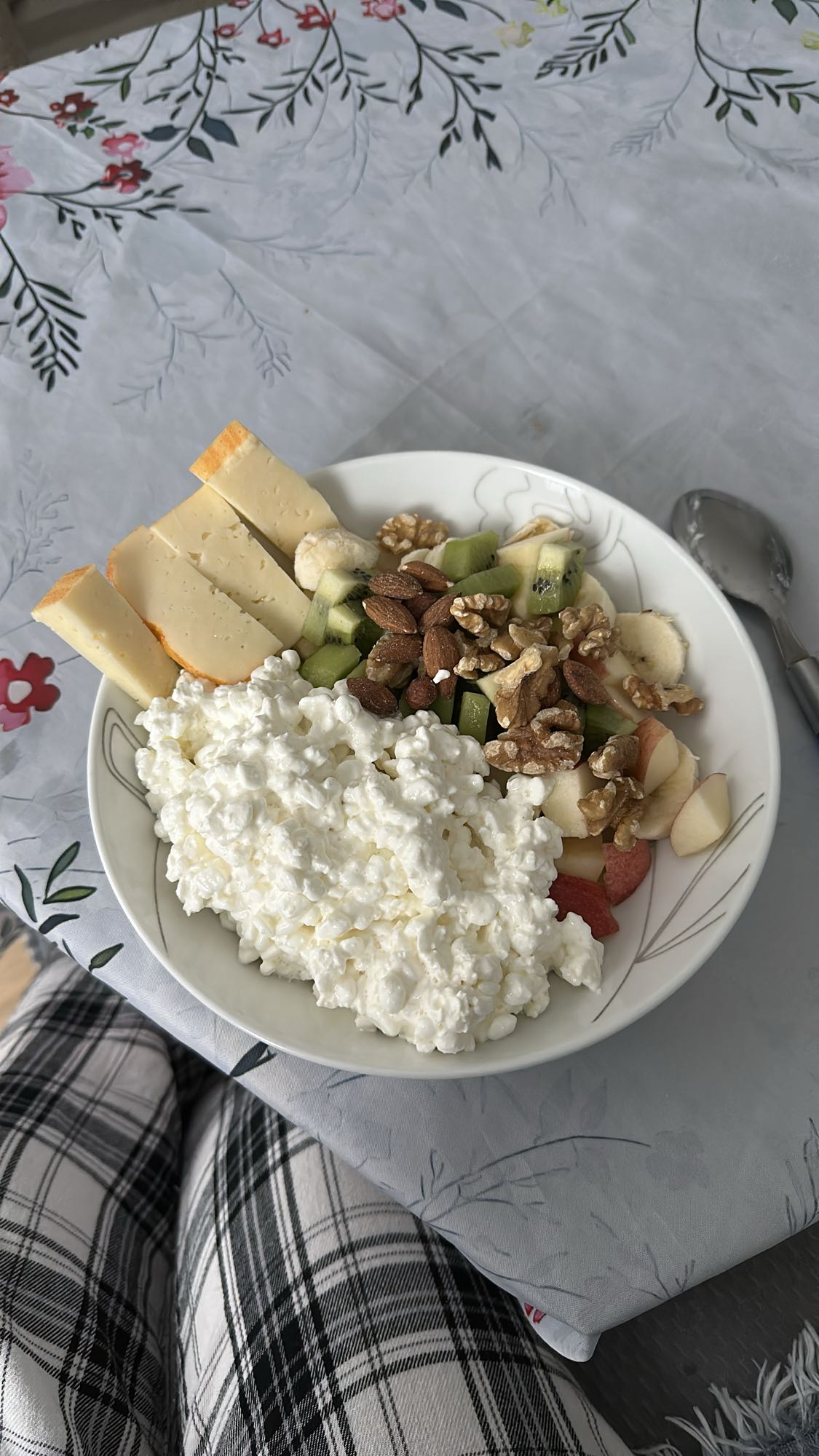 творог с фруктами и орехами