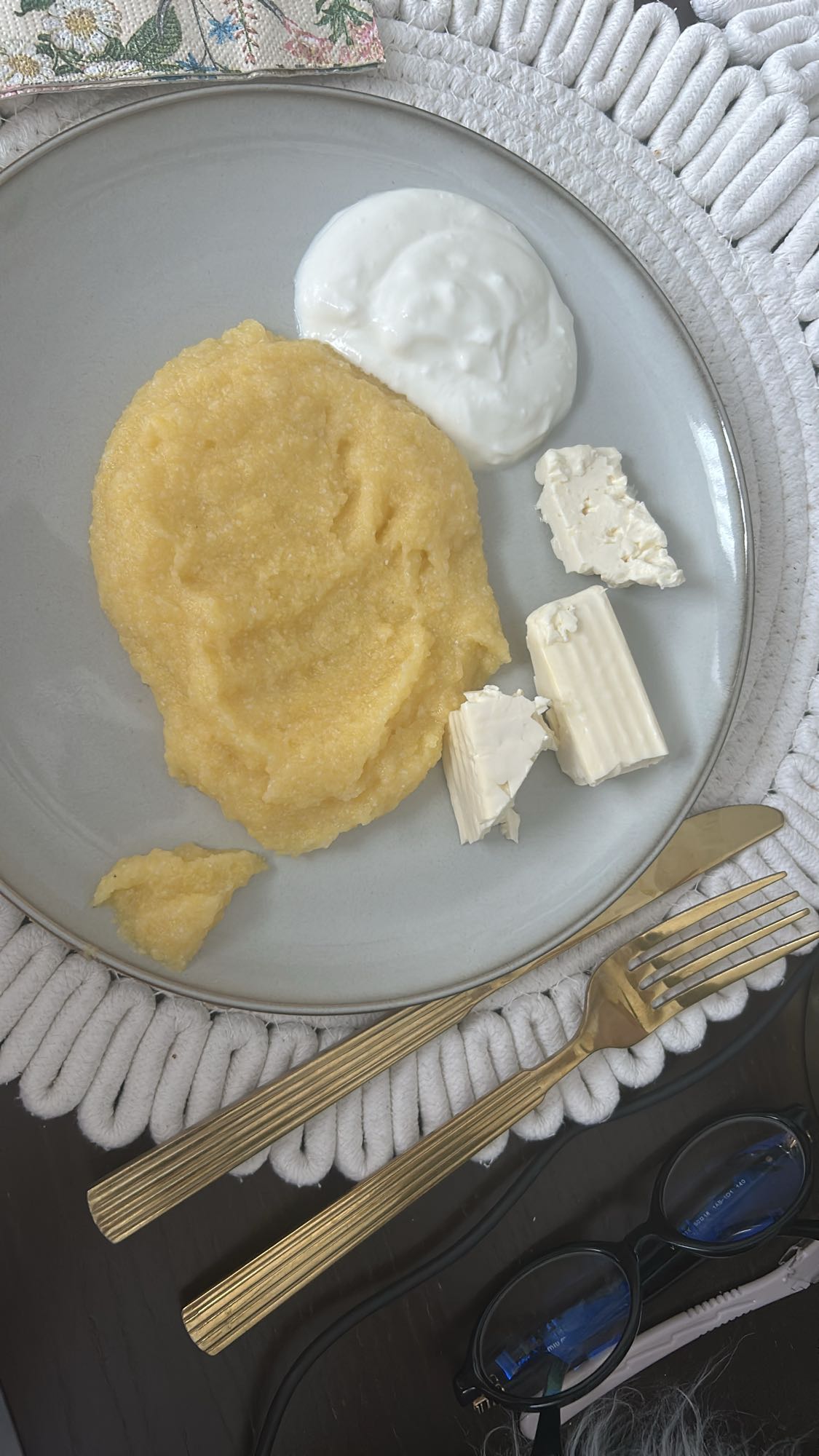 Mămăligă cu brânză și smântână