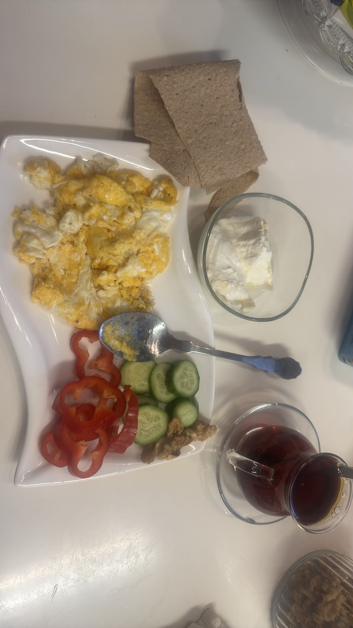 Frukost med ägg och grönsaker