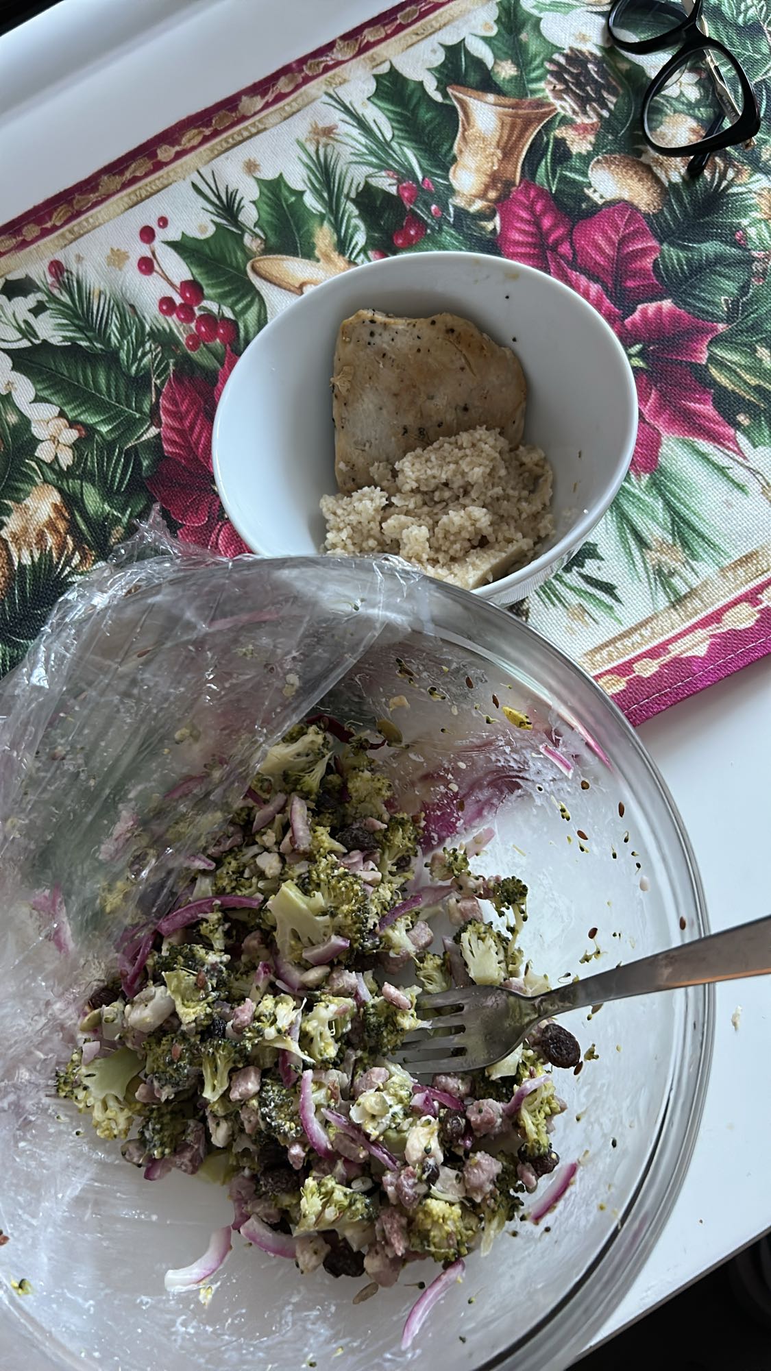 Курица с салатом и кашей