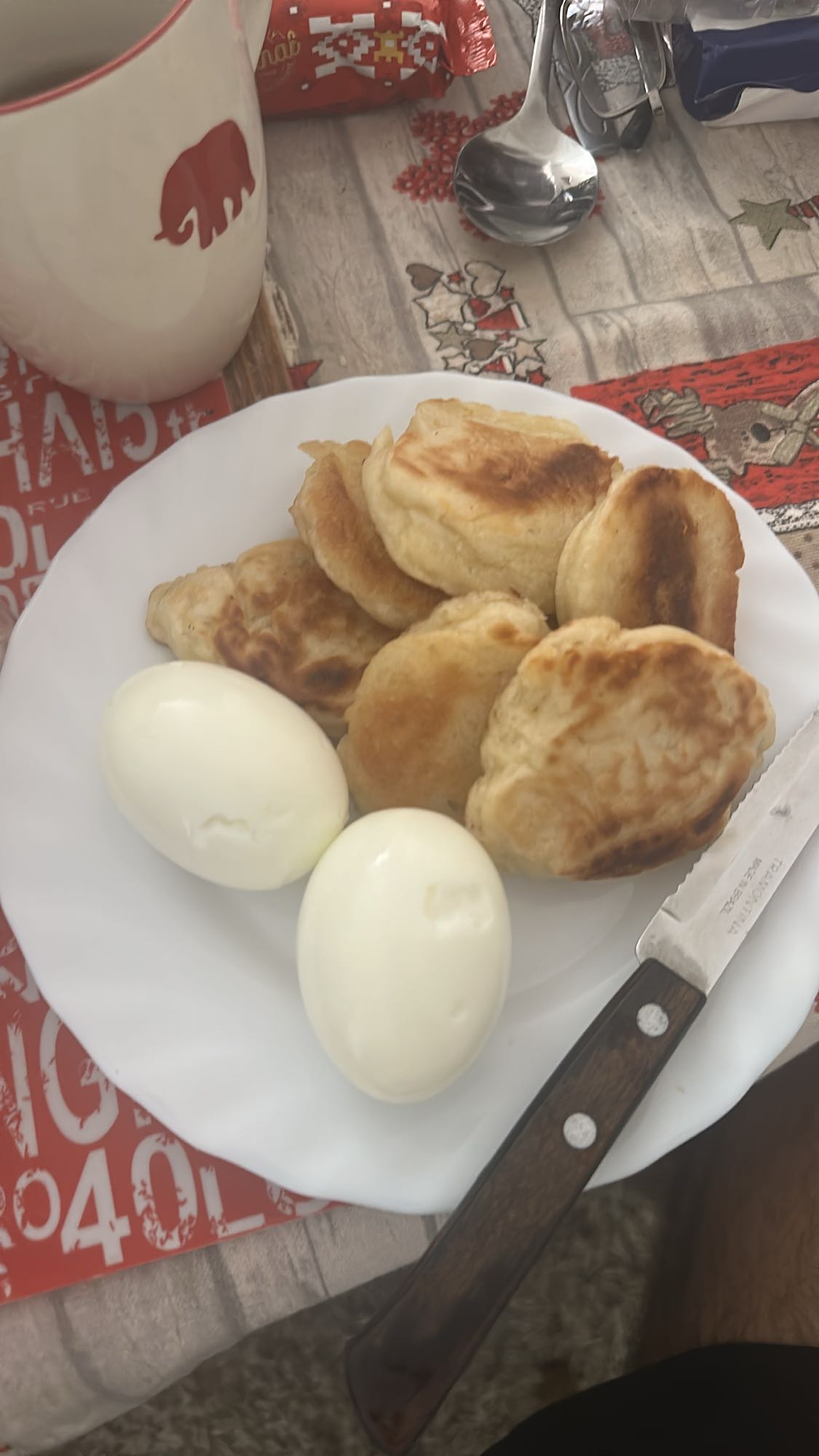 Pannkakor och kokta ägg