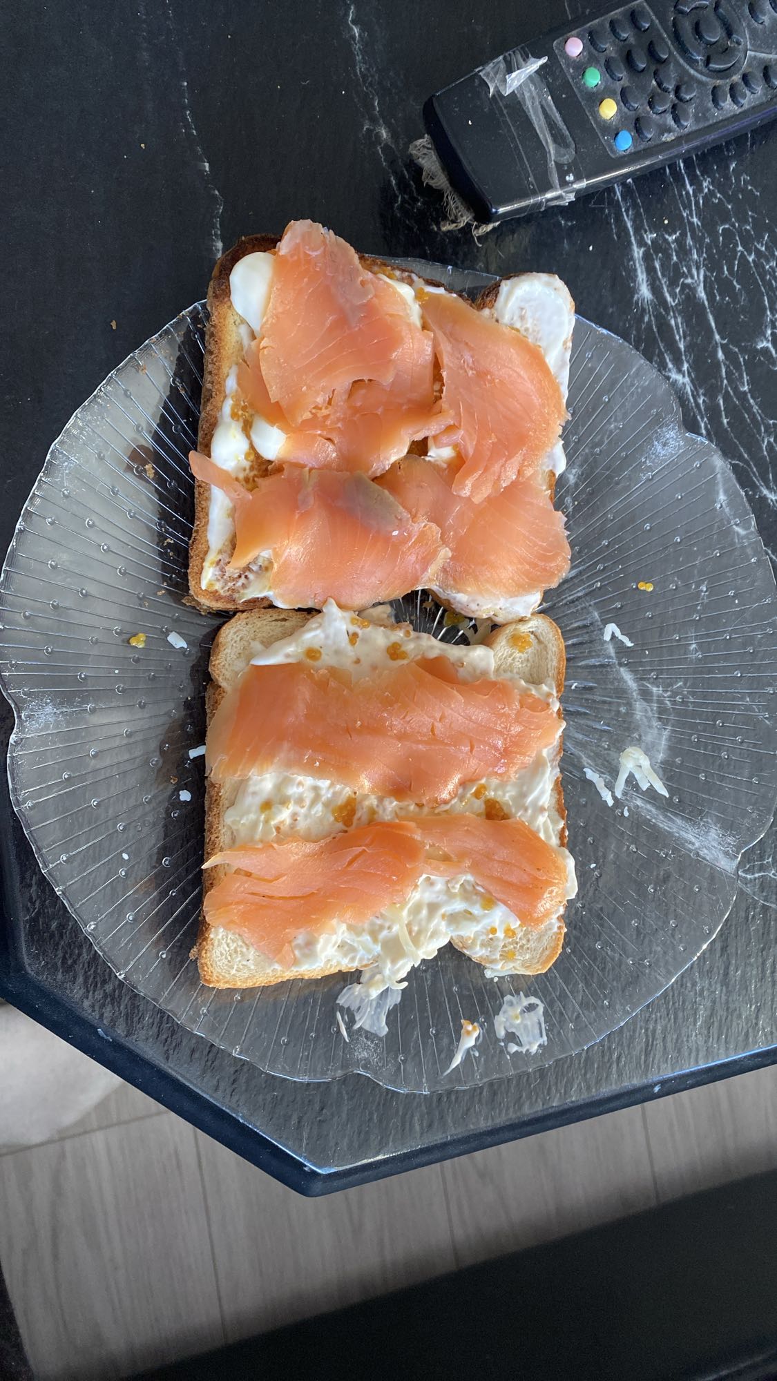 Laxsmörgås med majonnäs