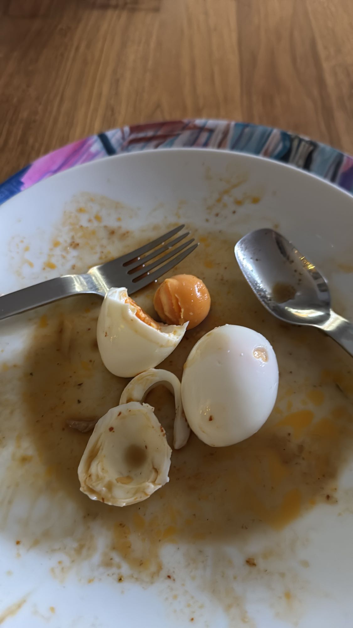 kokta ägg med såsrester