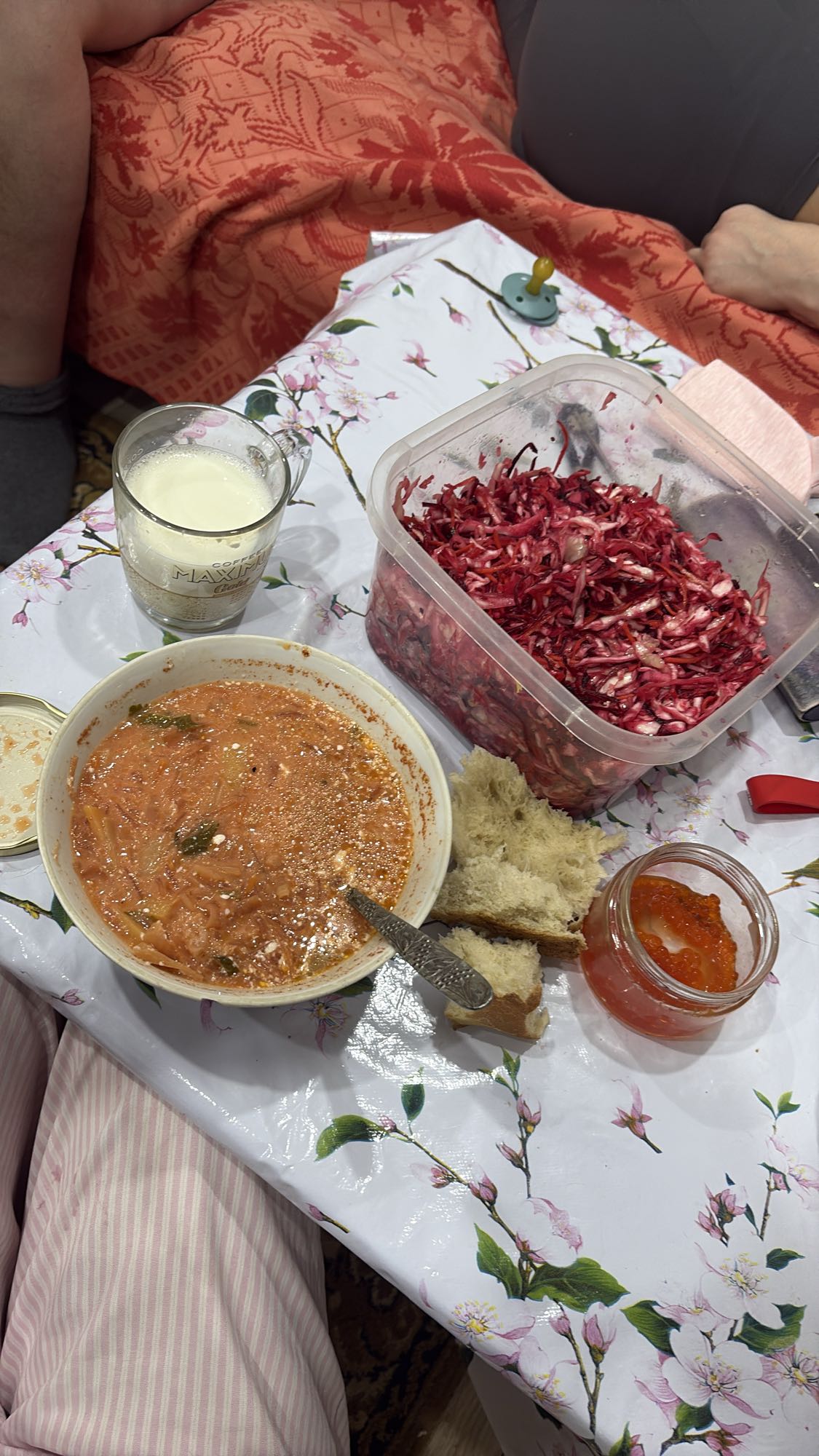 борщ с салатом и хлебом