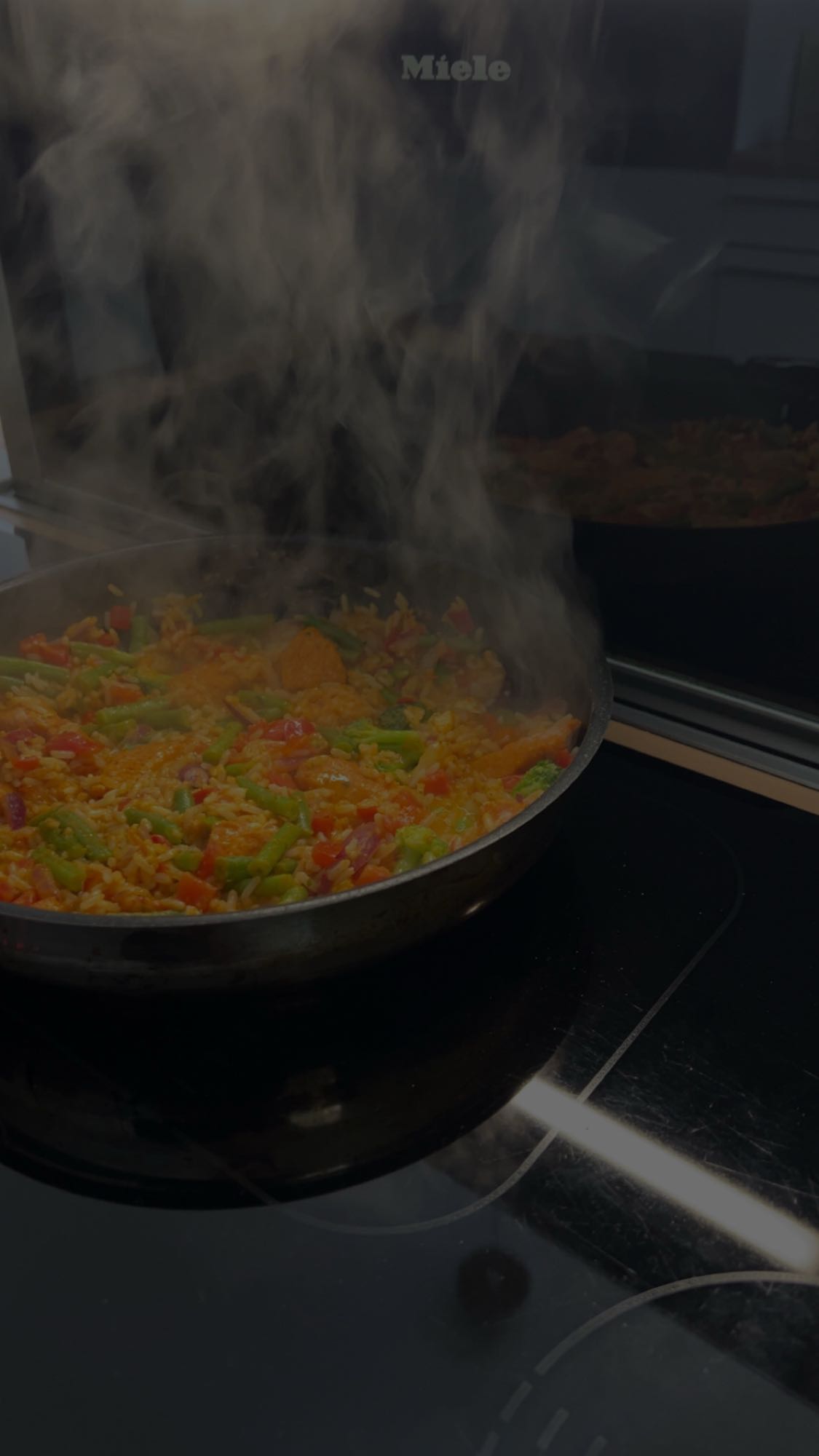 Paella mit Gemüse und Hähnchen