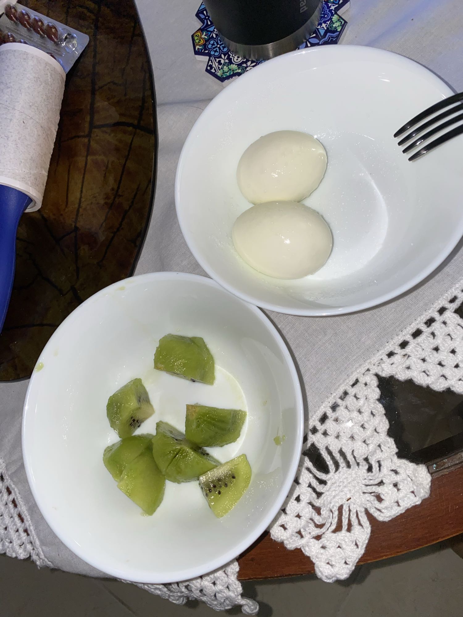 Huevos cocidos y kiwi