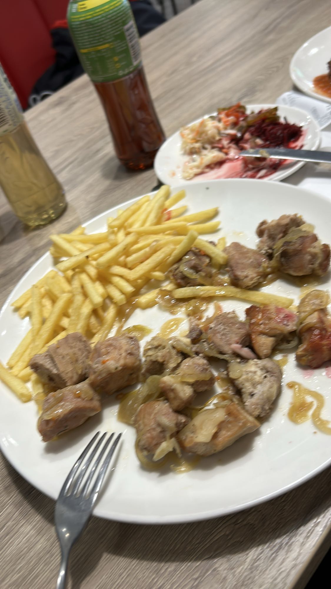 Frytki z mięsem i cebulą