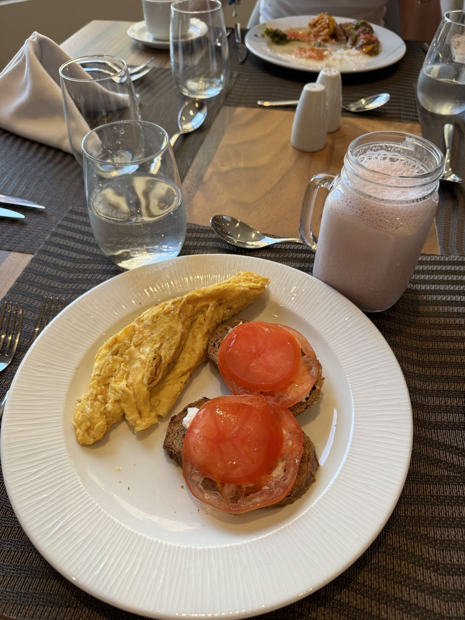 Desayuno con tortilla y batido