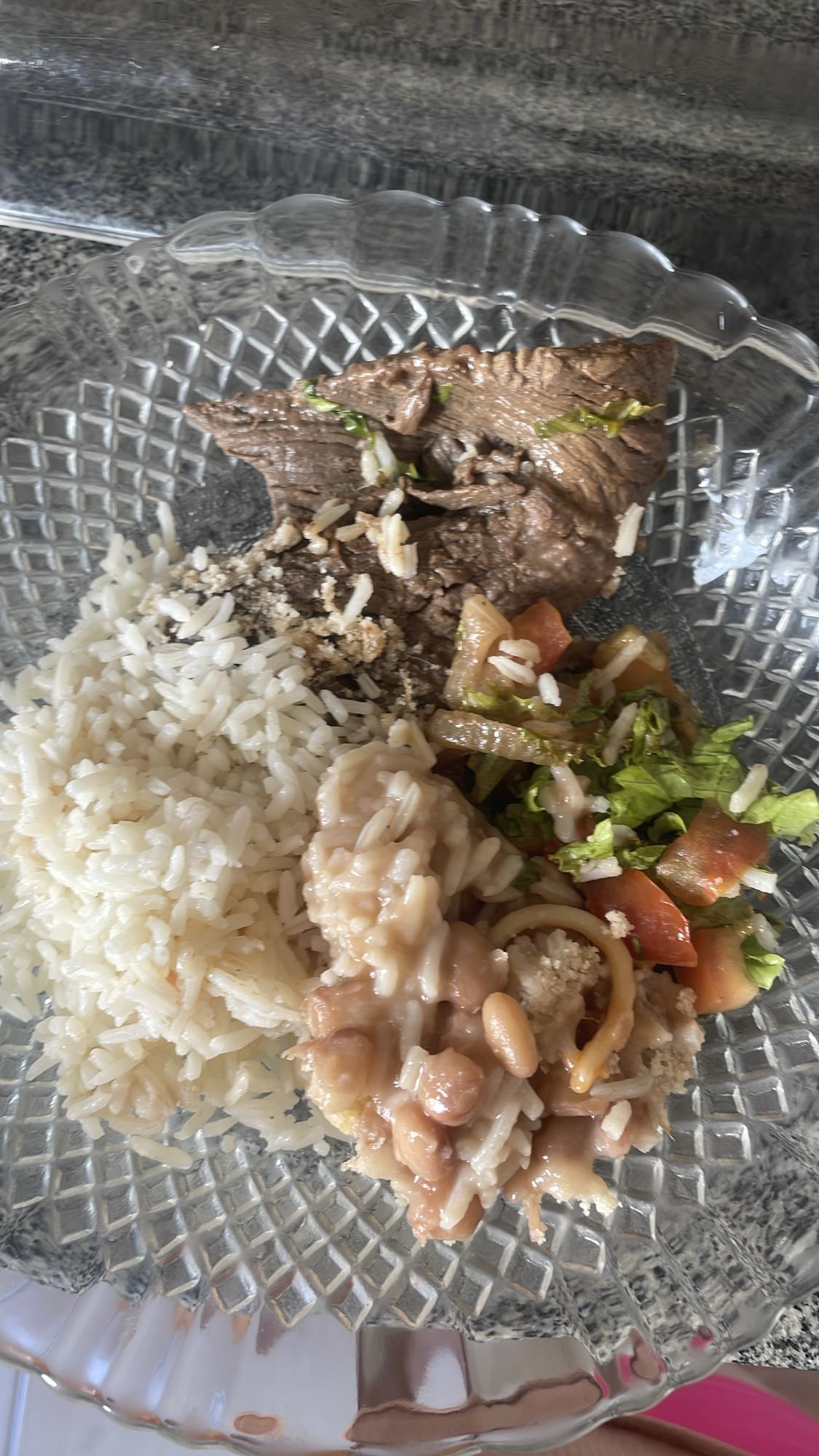 Arroz, feijão, carne e salada