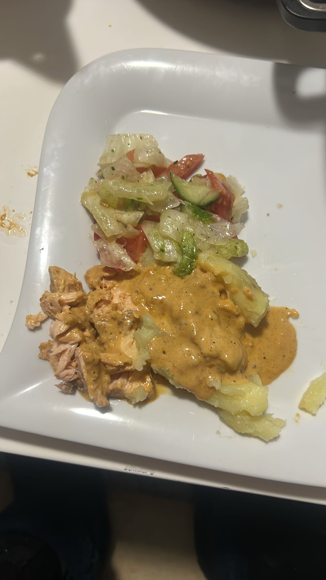 Zalm met aardappel en salade