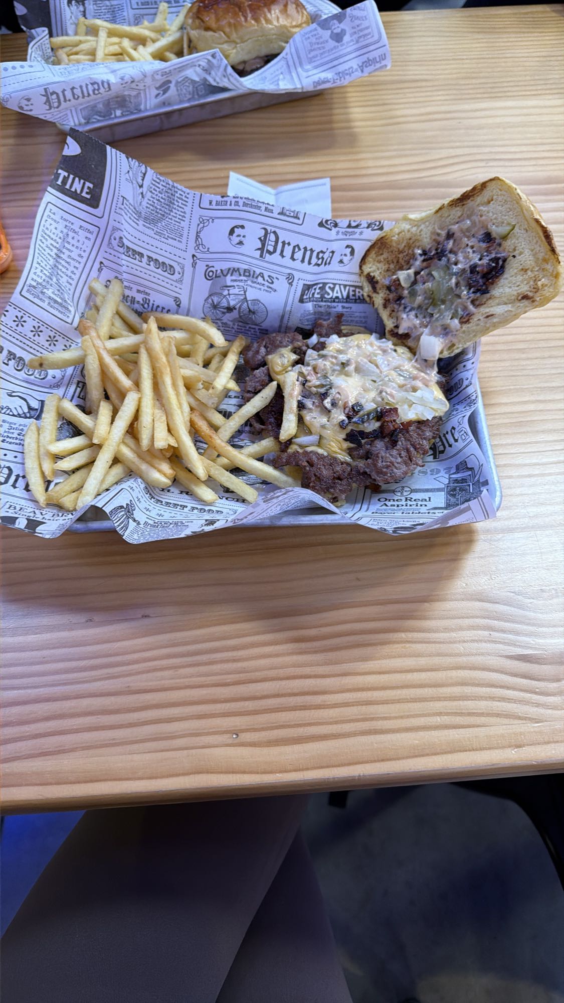 Burger cu cartofi prăjiți