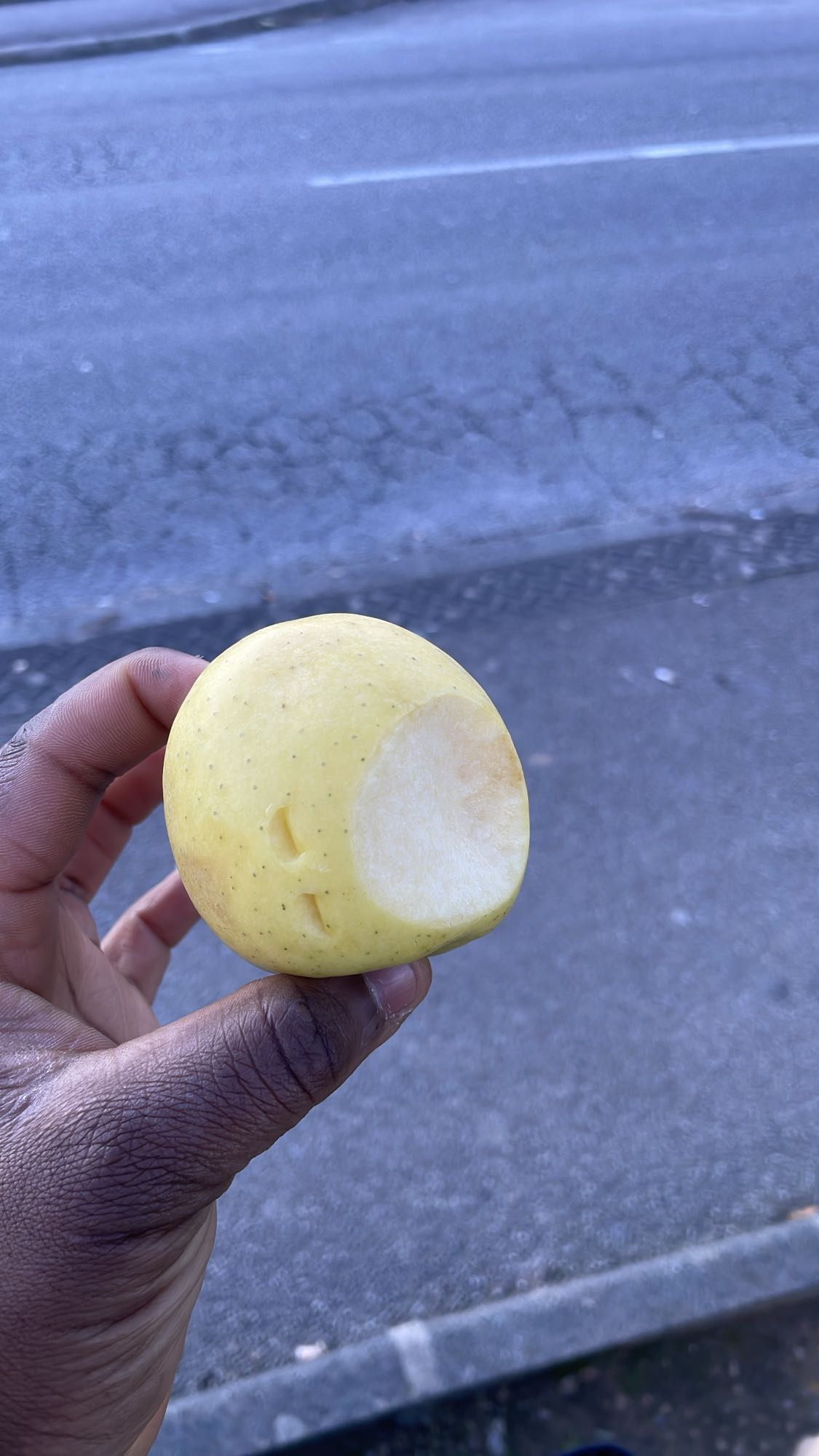 Pomme jaune croquée