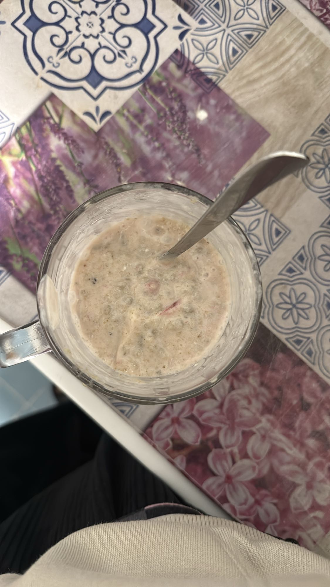 vaso de avena y frutas