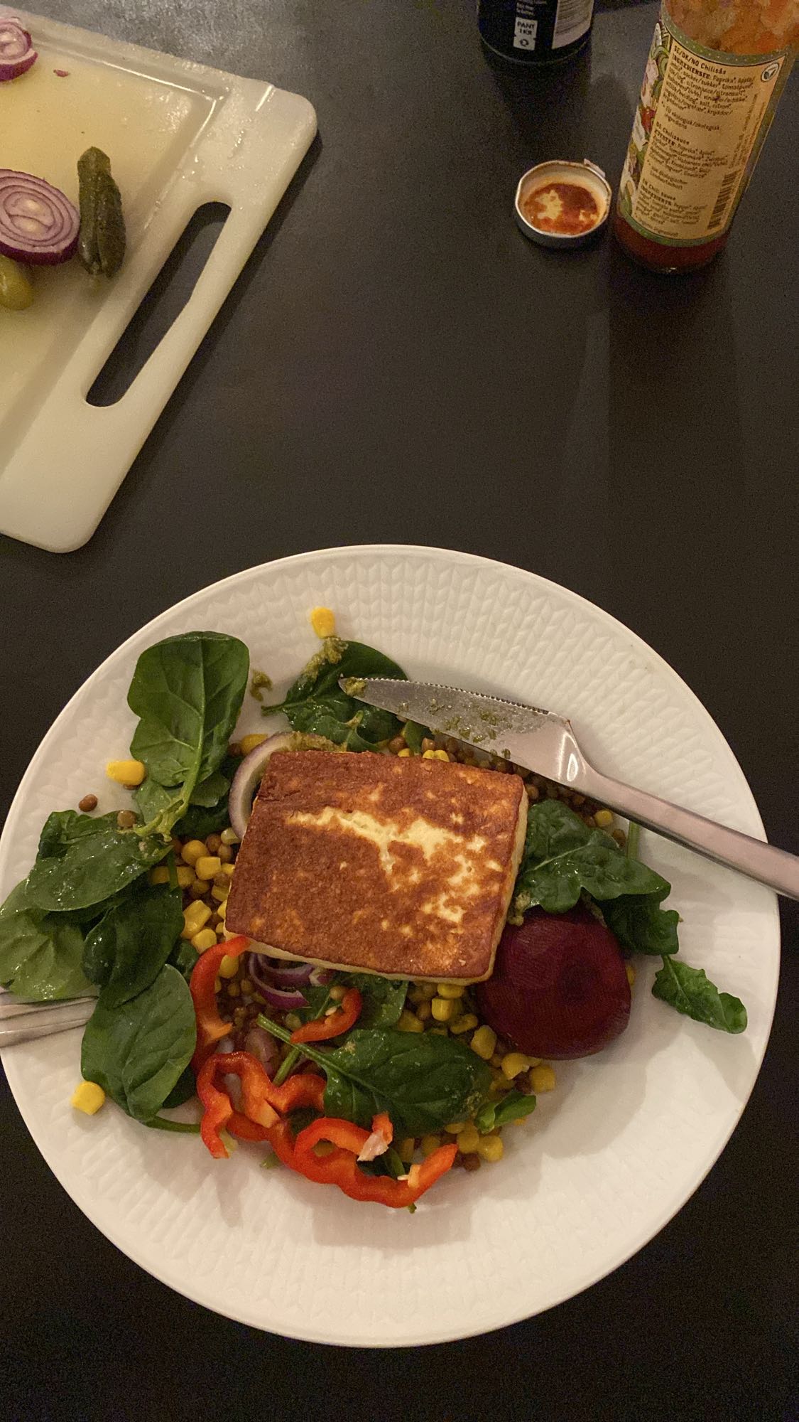 Grillostsallad med grönsaker