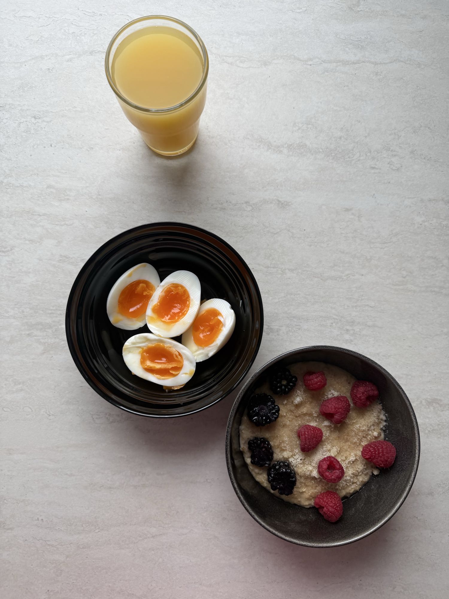 Mic dejun cu ouă și terci